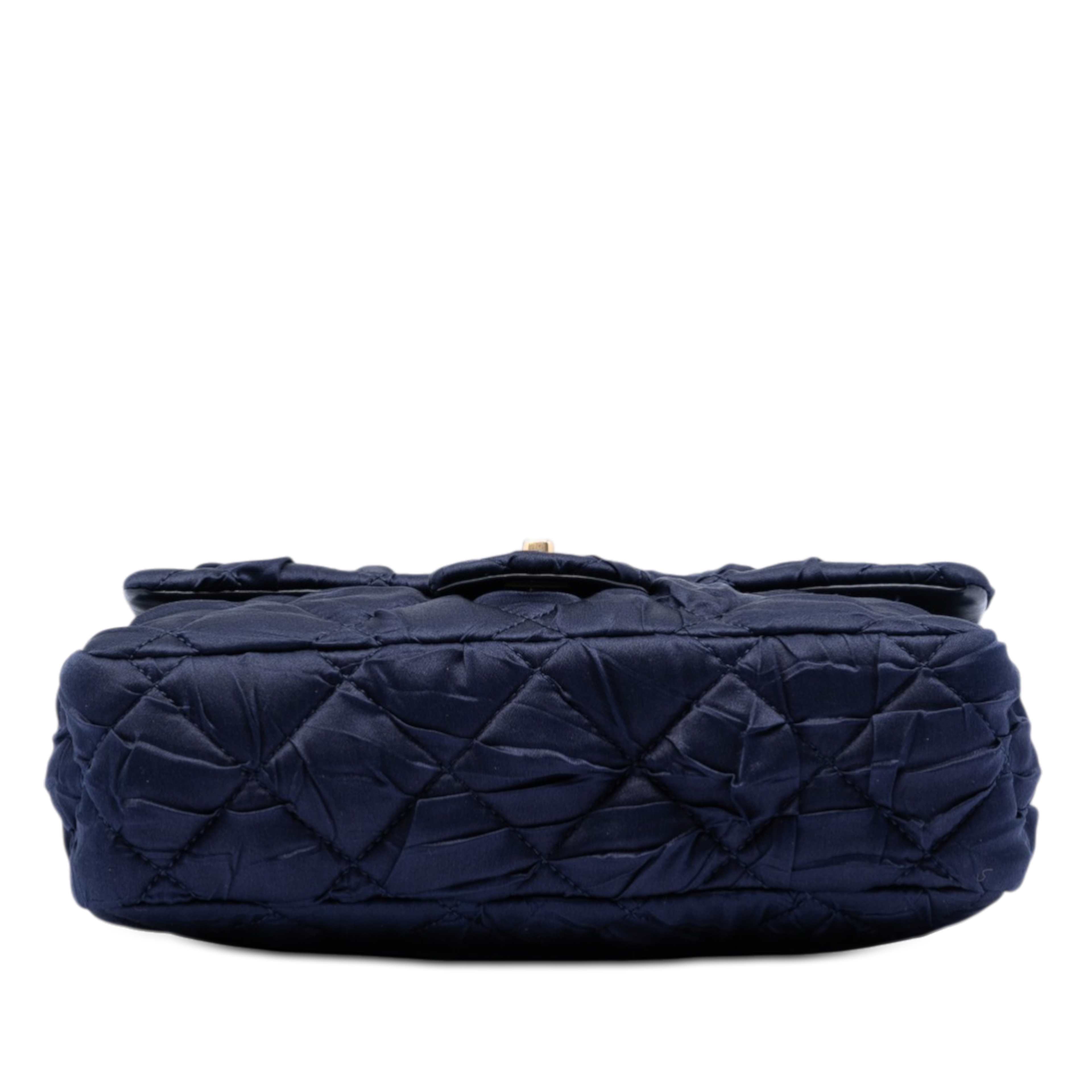 Chanel Medium Crumpled Satin Single Flap, från Luxclusif, i färgen navy. Klicka för att öppna bilden i stort format