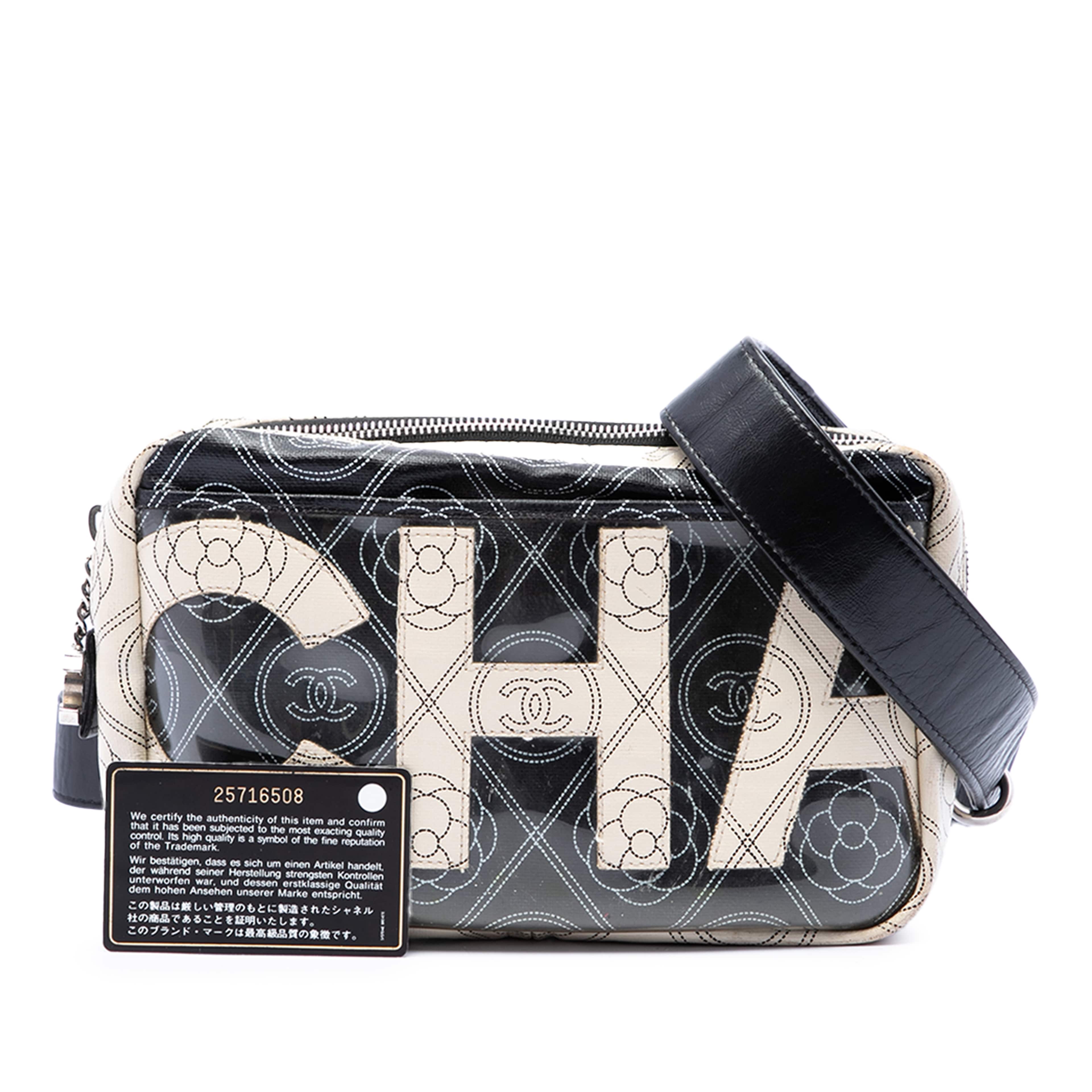 Chanel Coated Canvas Camellia Logo Camera Bag, från Luxclusif, i färgen svart. Klicka för att öppna bilden i stort format