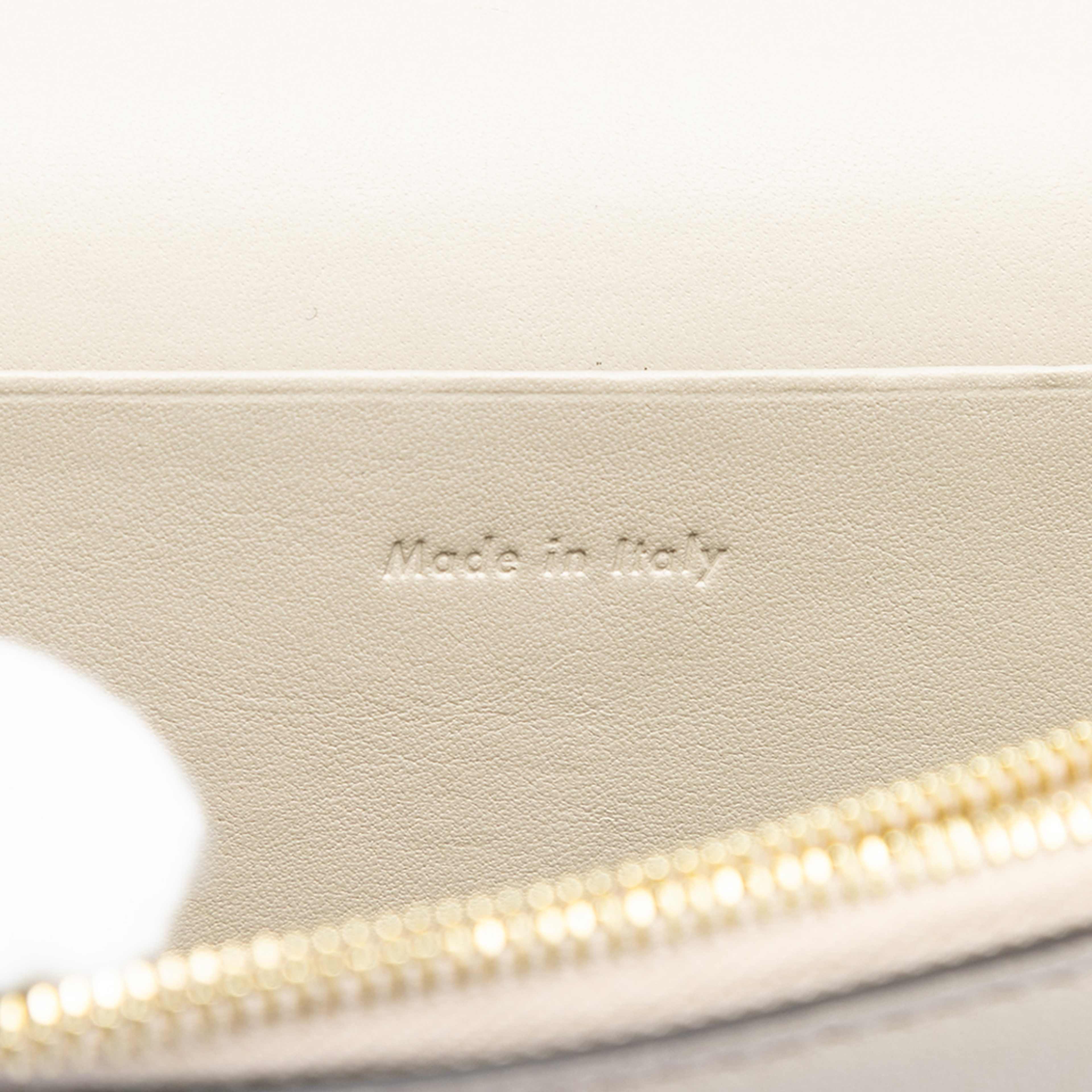 Celine Leather Frame Wallet On Chain, från Luxclusif, i färgen gray. Klicka för att öppna bilden i stort format