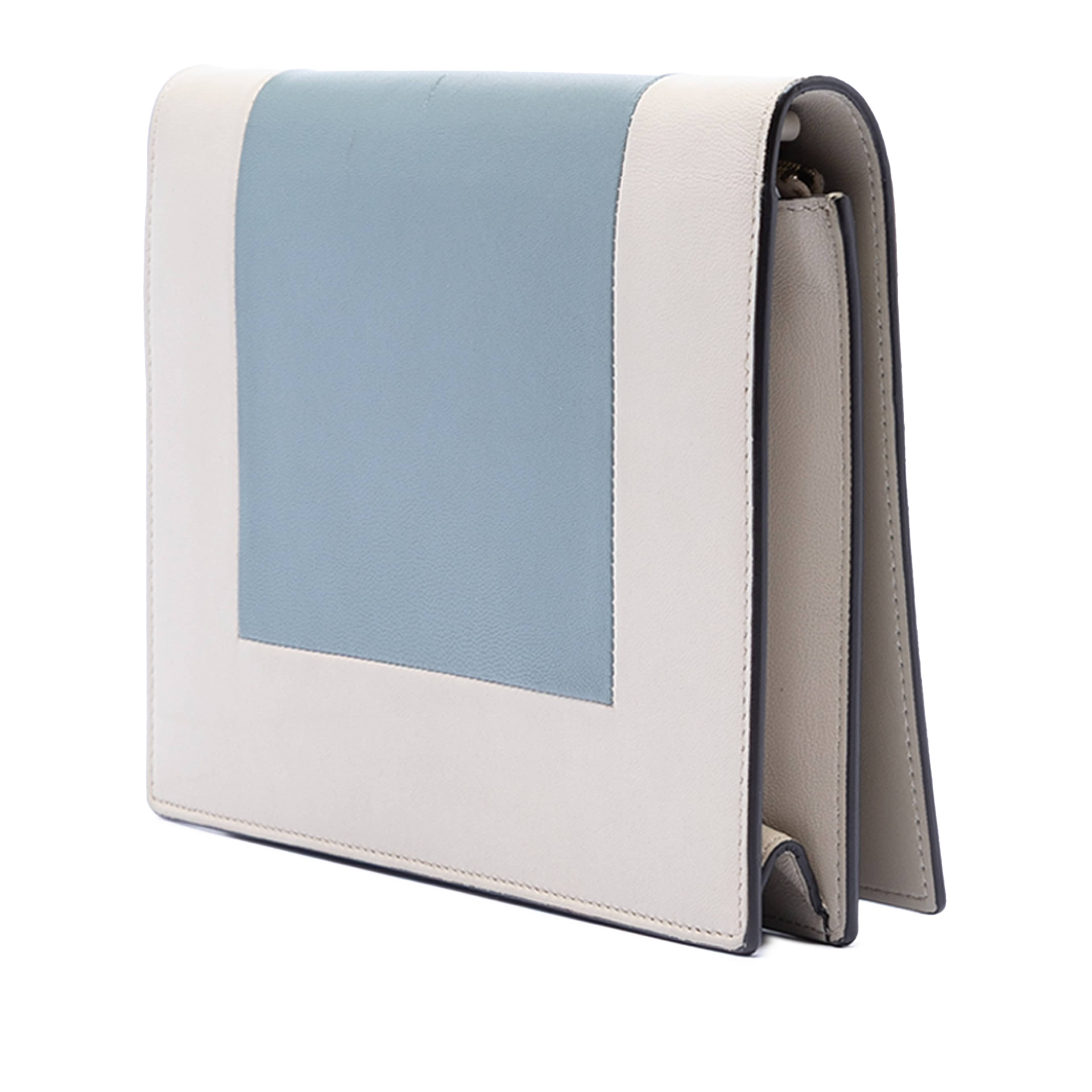 Celine Leather Frame Wallet On Chain, från Luxclusif, i färgen gray. Klicka för att öppna bilden i stort format