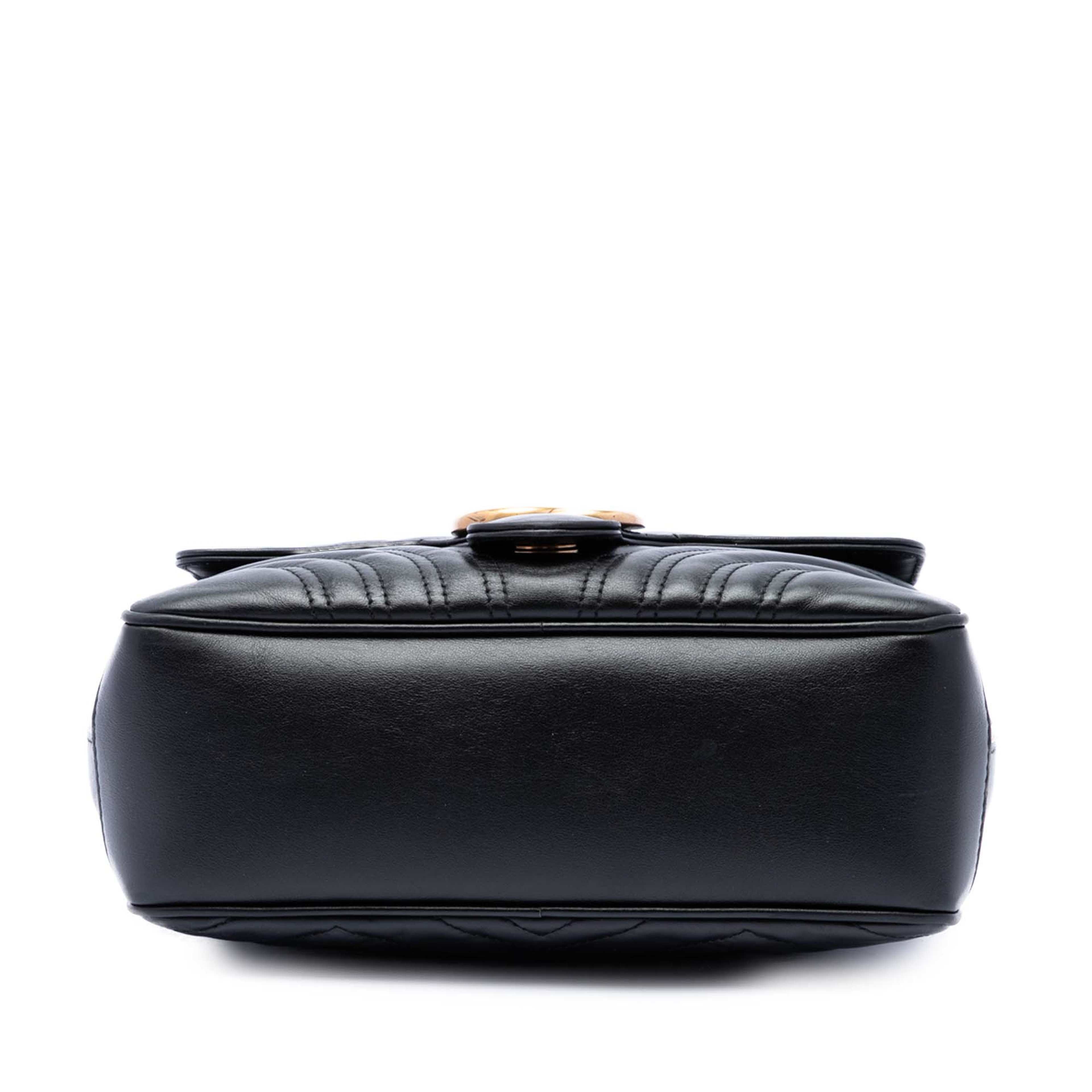 Gucci Small Gg Marmont Matelasse Calfskin Top Handle Satchel, från Luxclusif, i färgen svart. Klicka för att öppna bilden i stort format