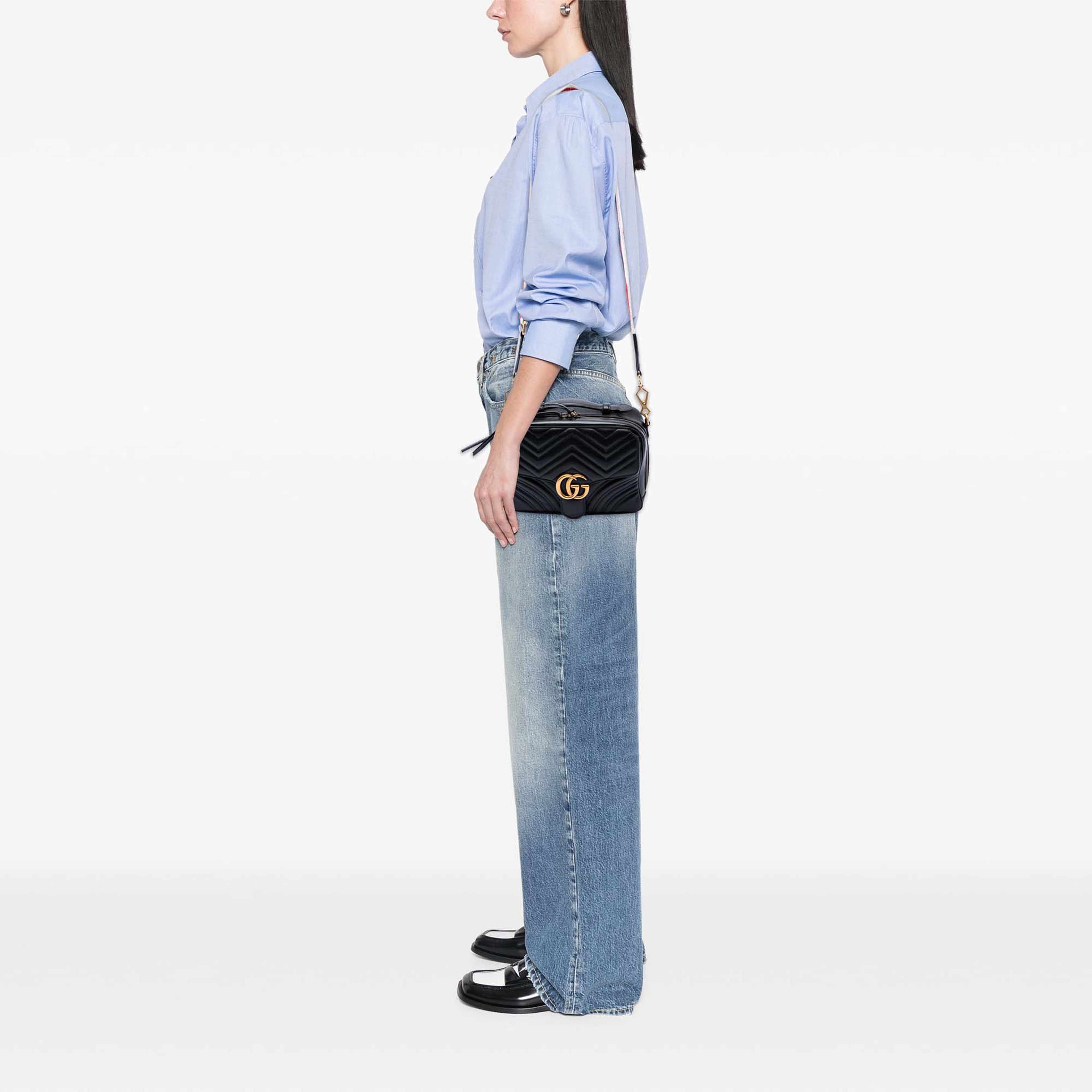 Gucci Small Gg Marmont Matelasse Calfskin Top Handle Satchel, från Luxclusif, i färgen svart. Klicka för att öppna bilden i stort format