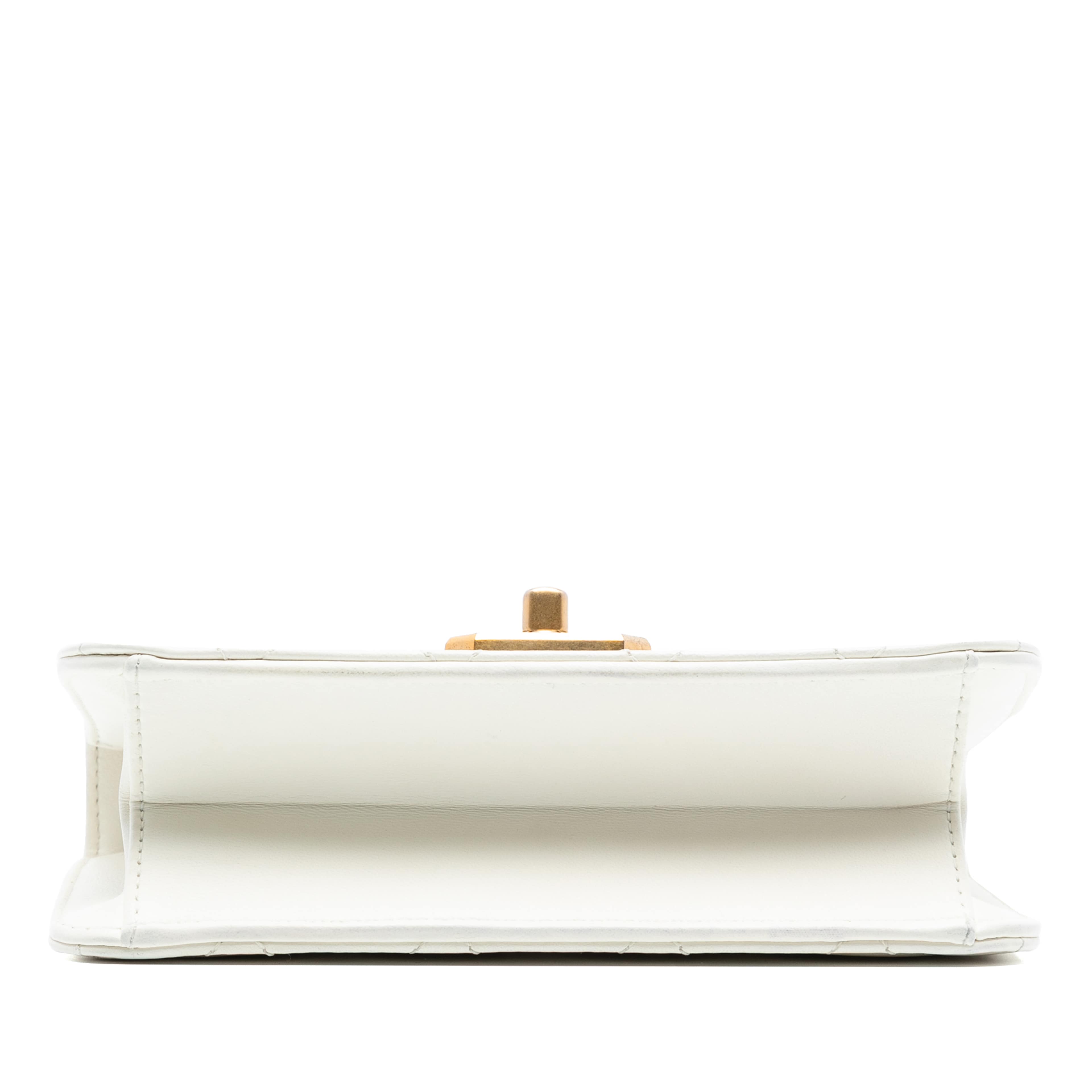 Chanel Quilted Lambskin Crystal Geometric Cc Frame Flap, från Luxclusif, i färgen ivory. Klicka för att öppna bilden i stort format