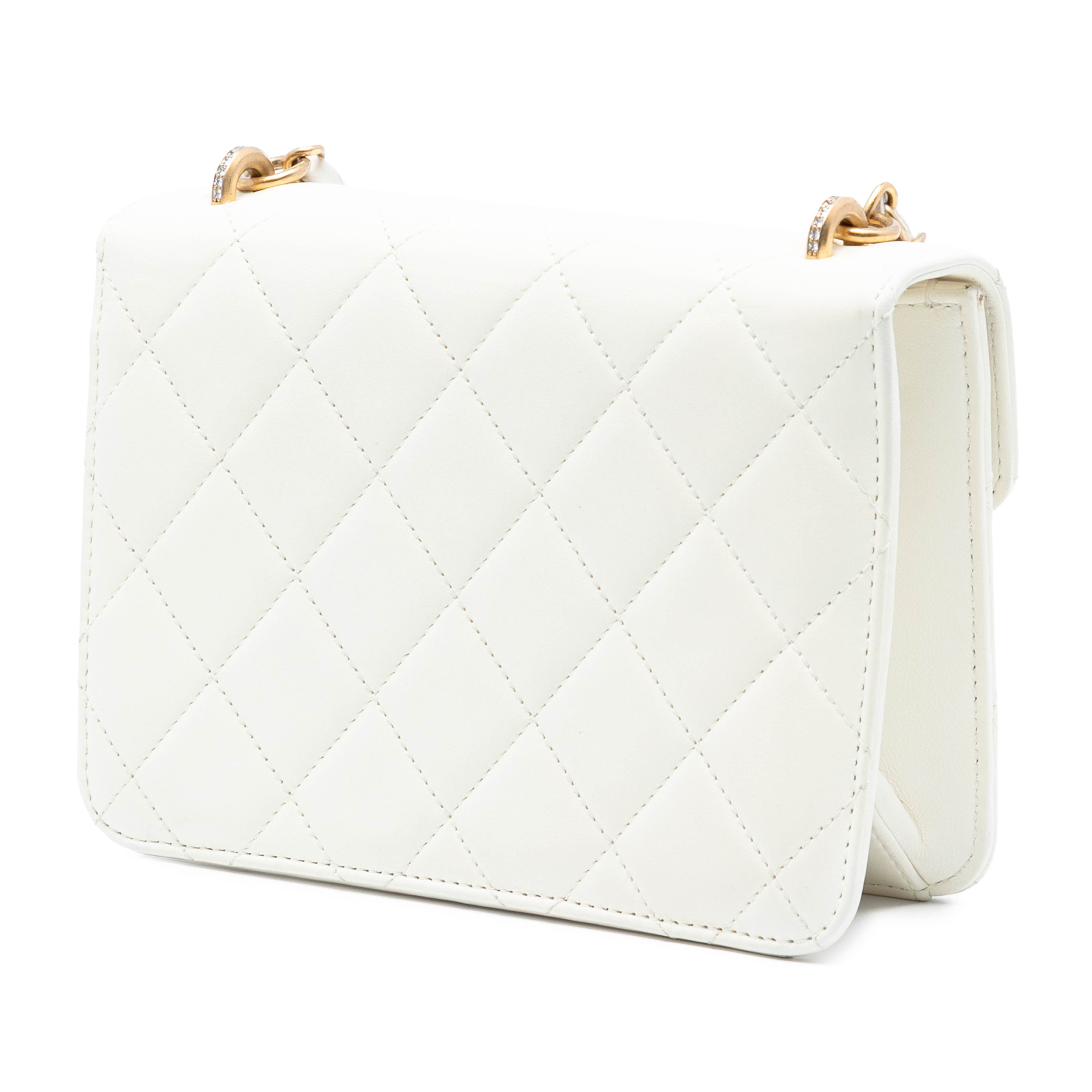 Chanel Quilted Lambskin Crystal Geometric Cc Frame Flap, från Luxclusif, i färgen ivory. Klicka för att öppna bilden i stort format