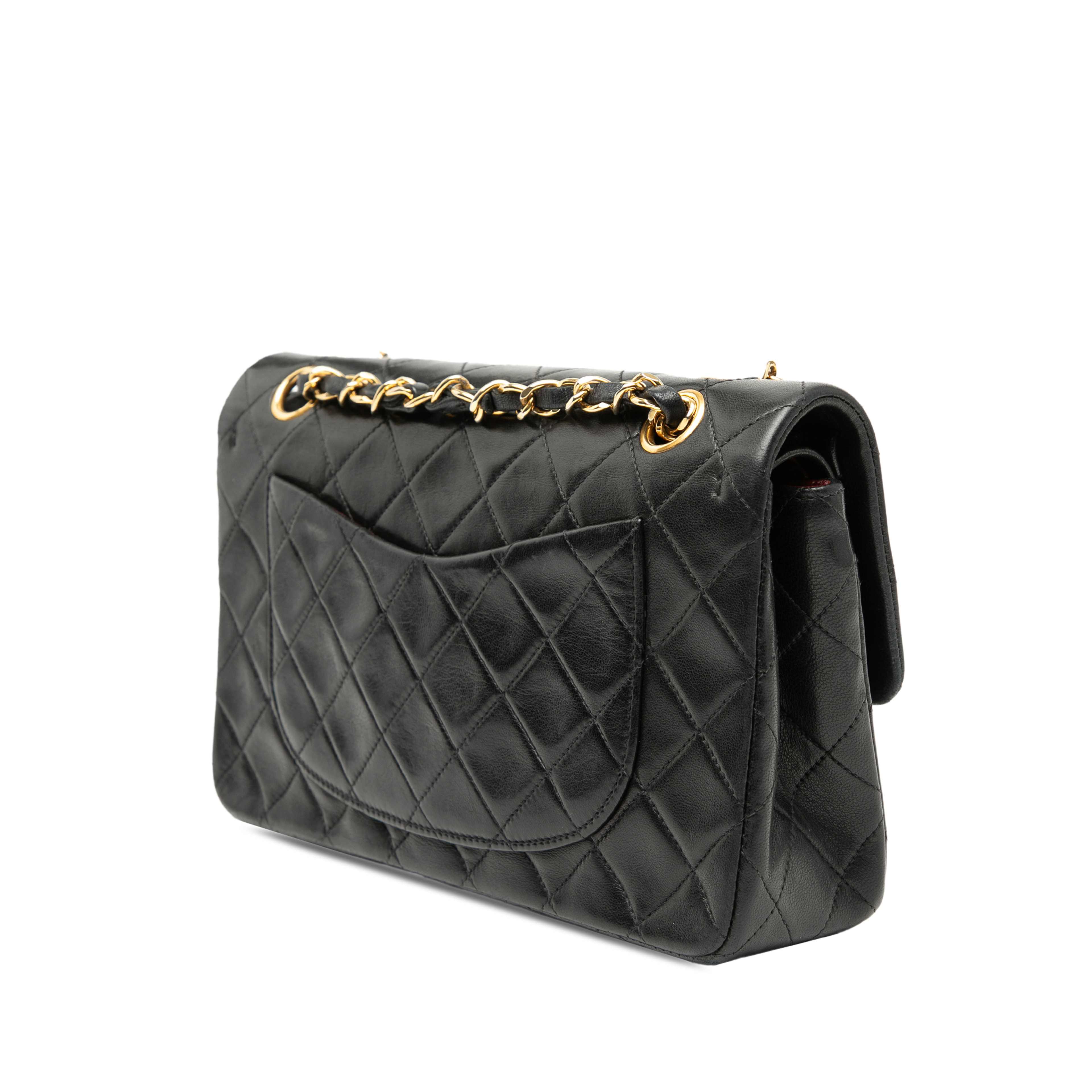 Chanel Small Classic Lambskin Double Flap, från Luxclusif, i färgen black. Klicka för att öppna bilden i stort format