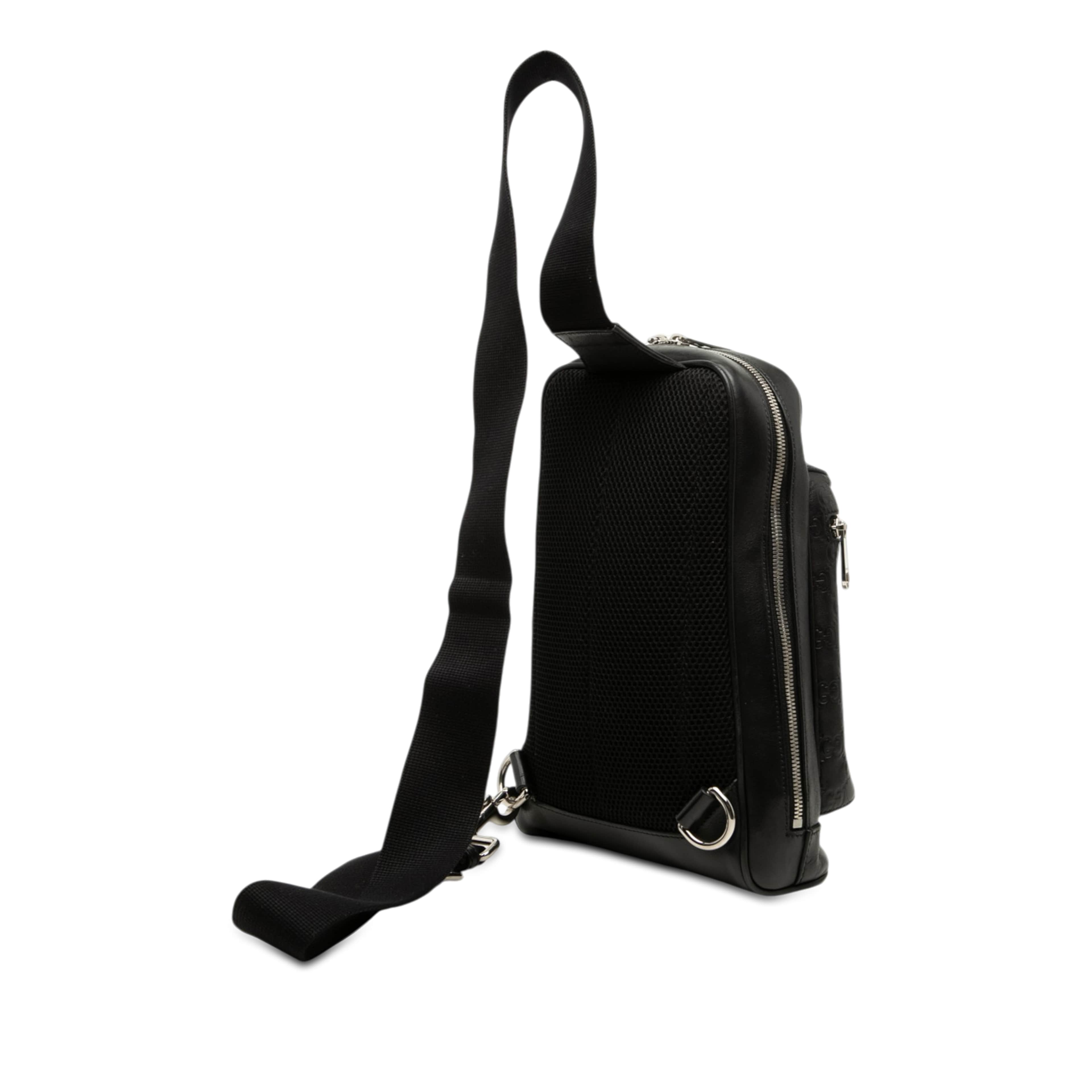 Gucci Guccissima Sling Backpack, från Luxclusif, i färgen svart. Klicka för att öppna bilden i stort format