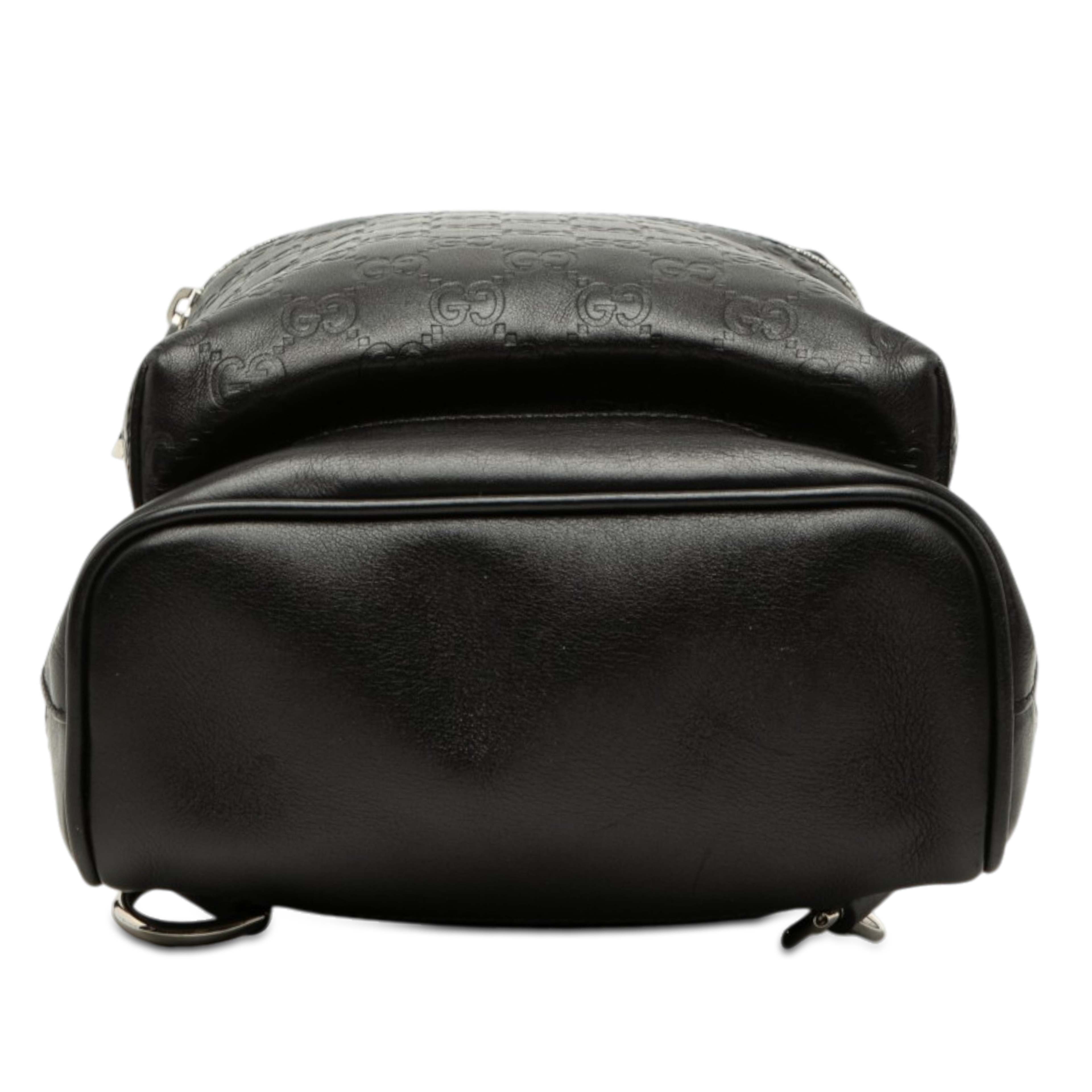 Gucci Guccissima Sling Backpack, från Luxclusif, i färgen svart. Klicka för att öppna bilden i stort format