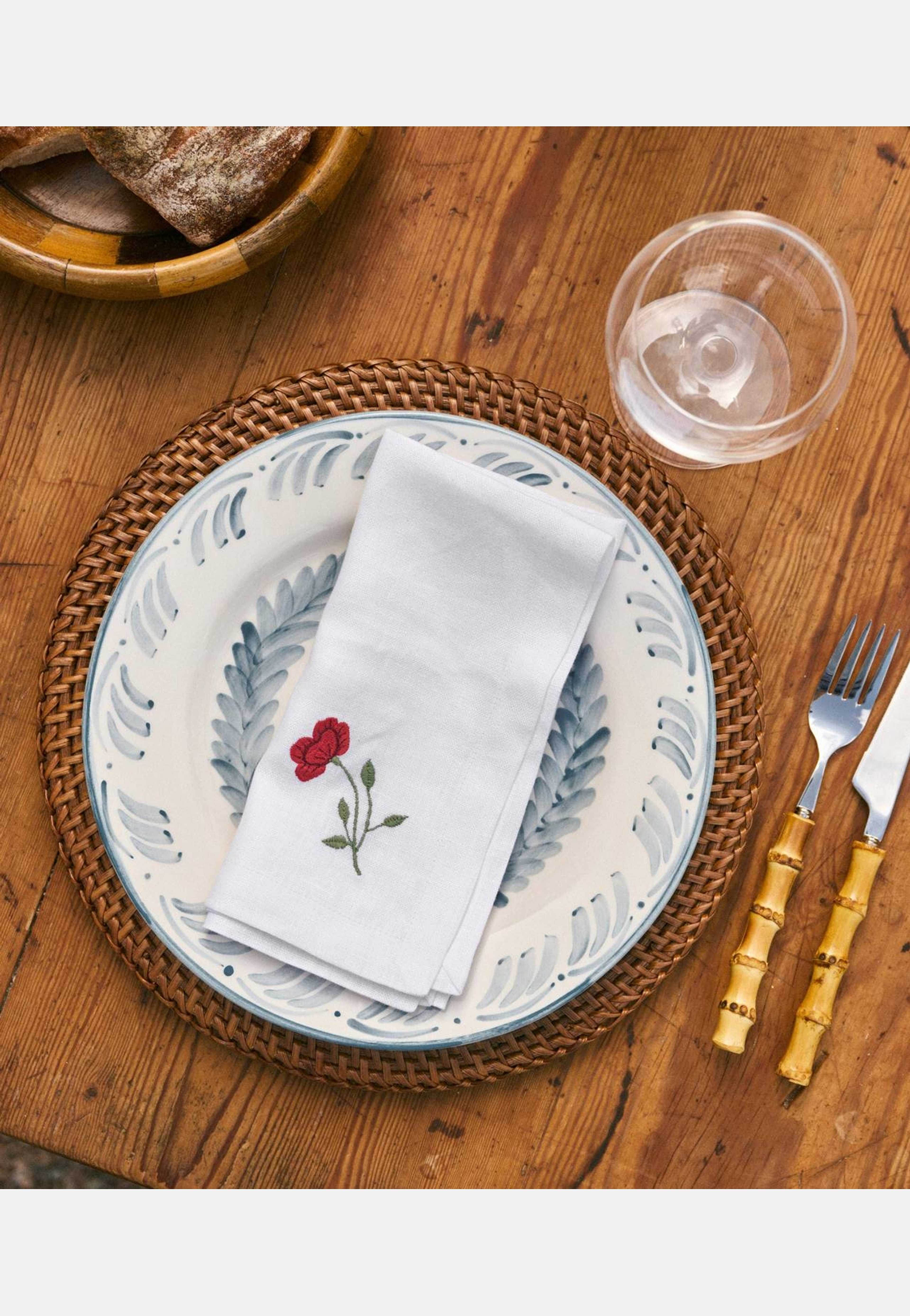 Bouquet Servett - Burgundy 45x45 Cm, från Pick A Poppy, i färgen burgundy. Klicka för att öppna bilden i stort format