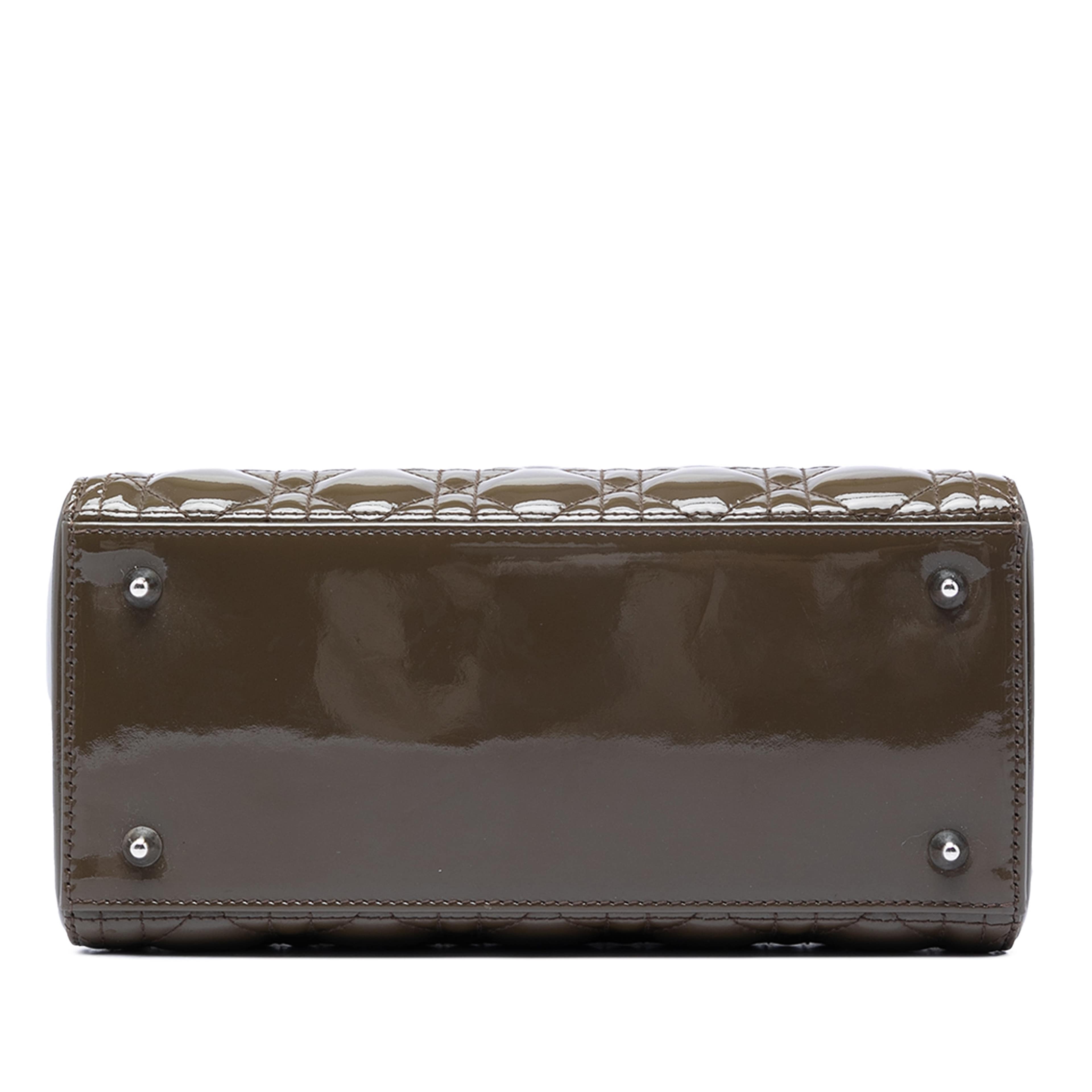 Dior Medium Patent Cannage Lady Dior, från Luxclusif, i färgen dark khaki. Klicka för att öppna bilden i stort format