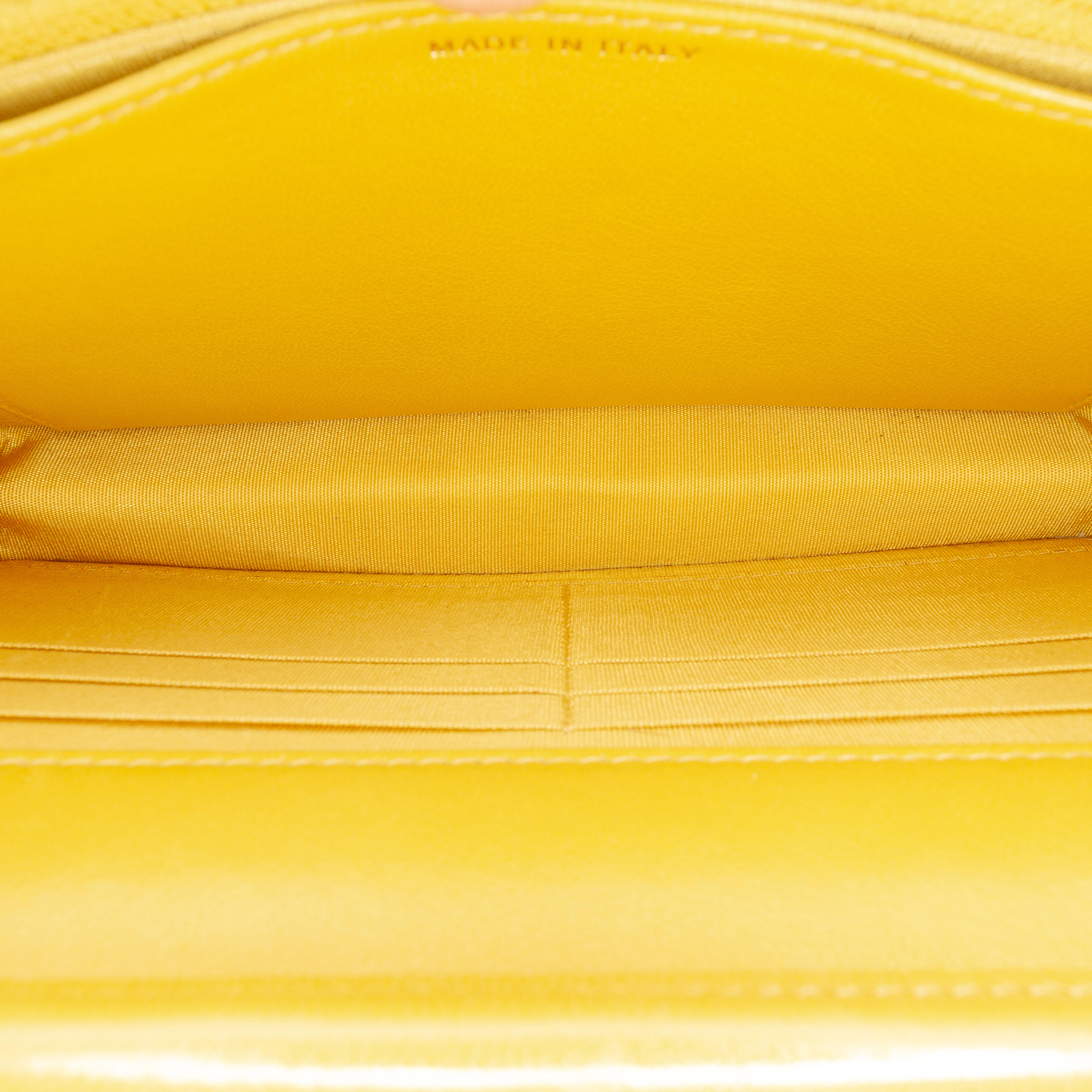 Chanel Small Reversed Chevron Lambskin Flap, från Luxclusif, i färgen yellow. Klicka för att öppna bilden i stort format