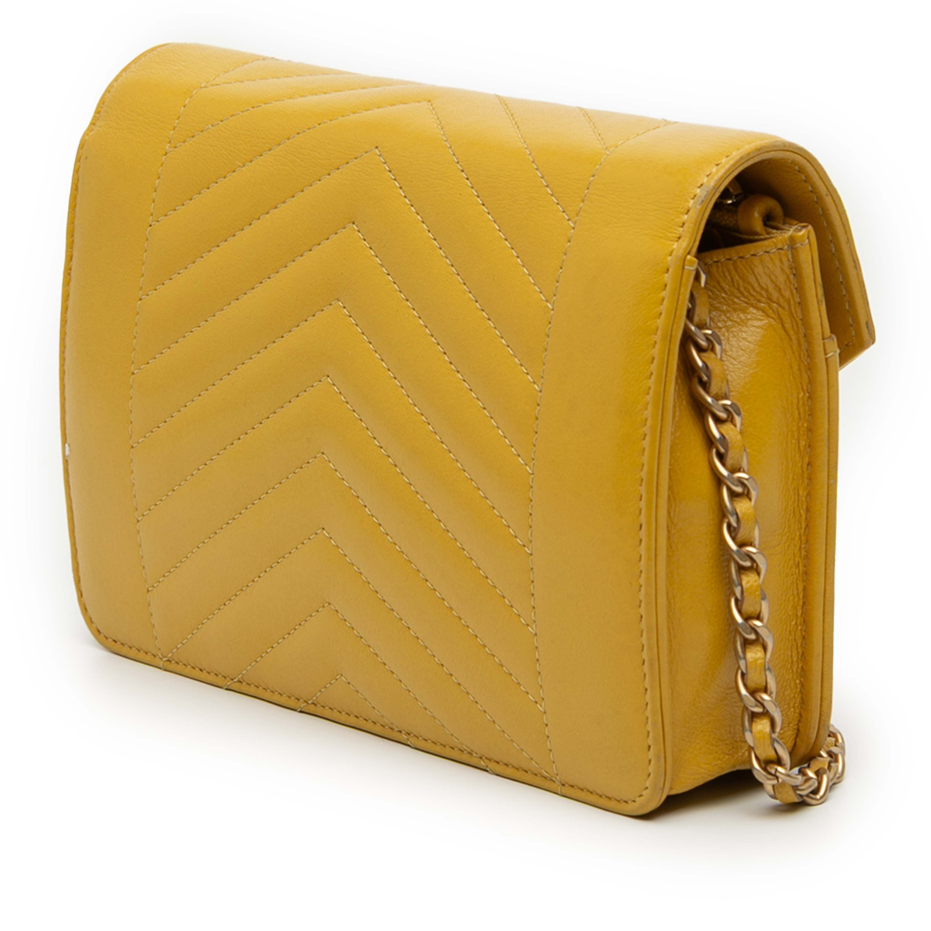 Chanel Small Reversed Chevron Lambskin Flap, från Luxclusif, i färgen gul. Klicka för att öppna bilden i stort format