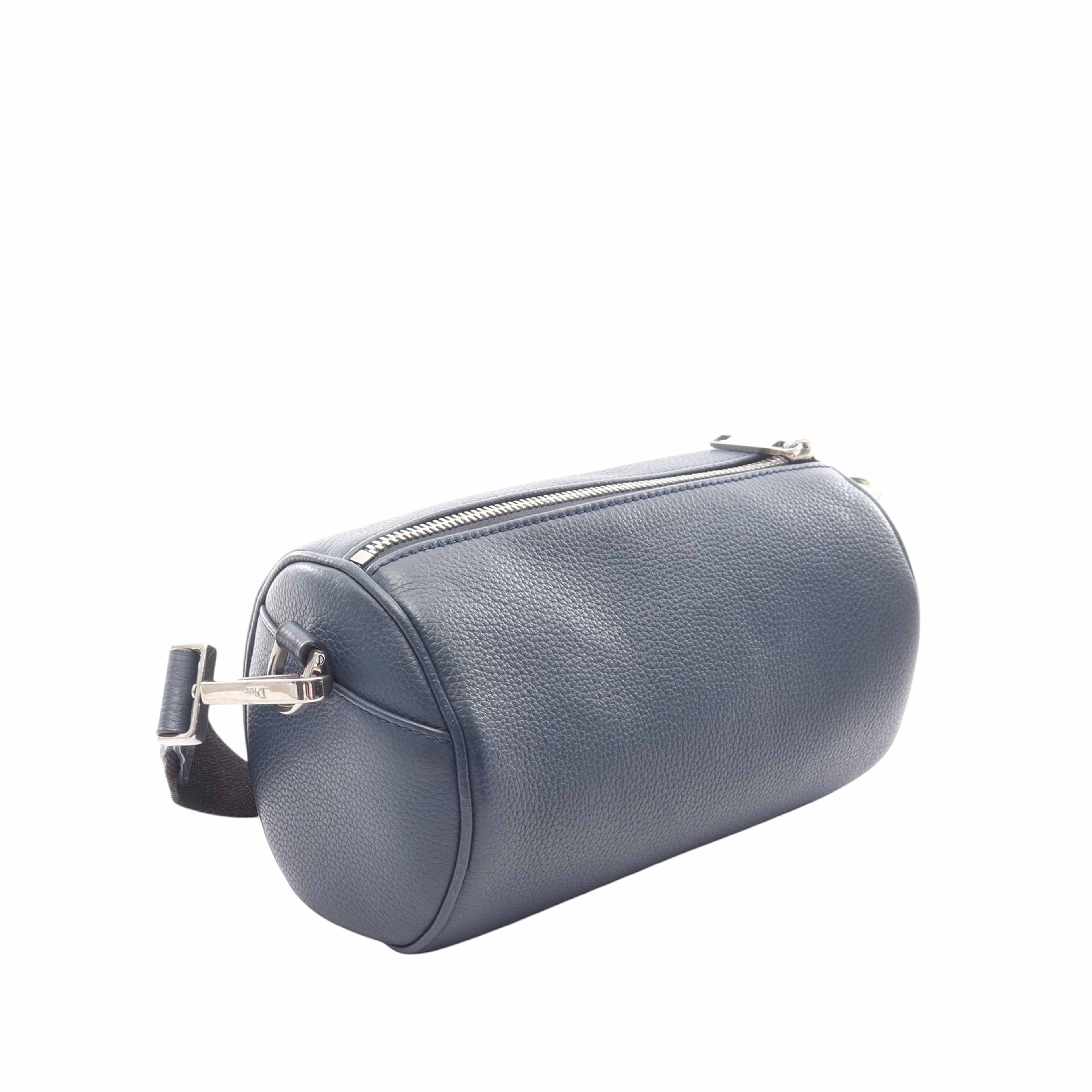 Dior Atelier Roller Crossbody, från Luxclusif, i färgen blå. Klicka för att öppna bilden i stort format