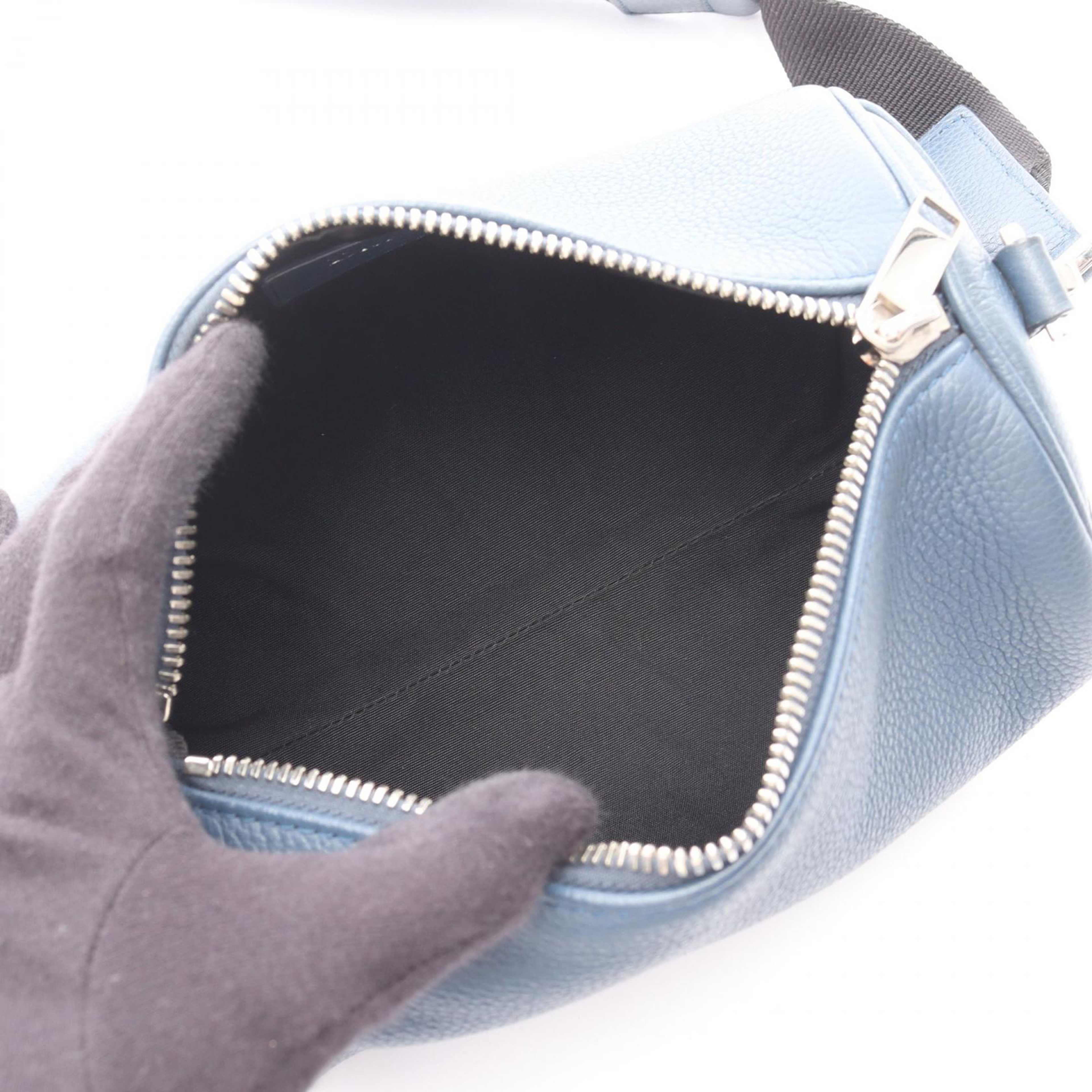 Dior Atelier Roller Crossbody, från Luxclusif, i färgen blå. Klicka för att öppna bilden i stort format