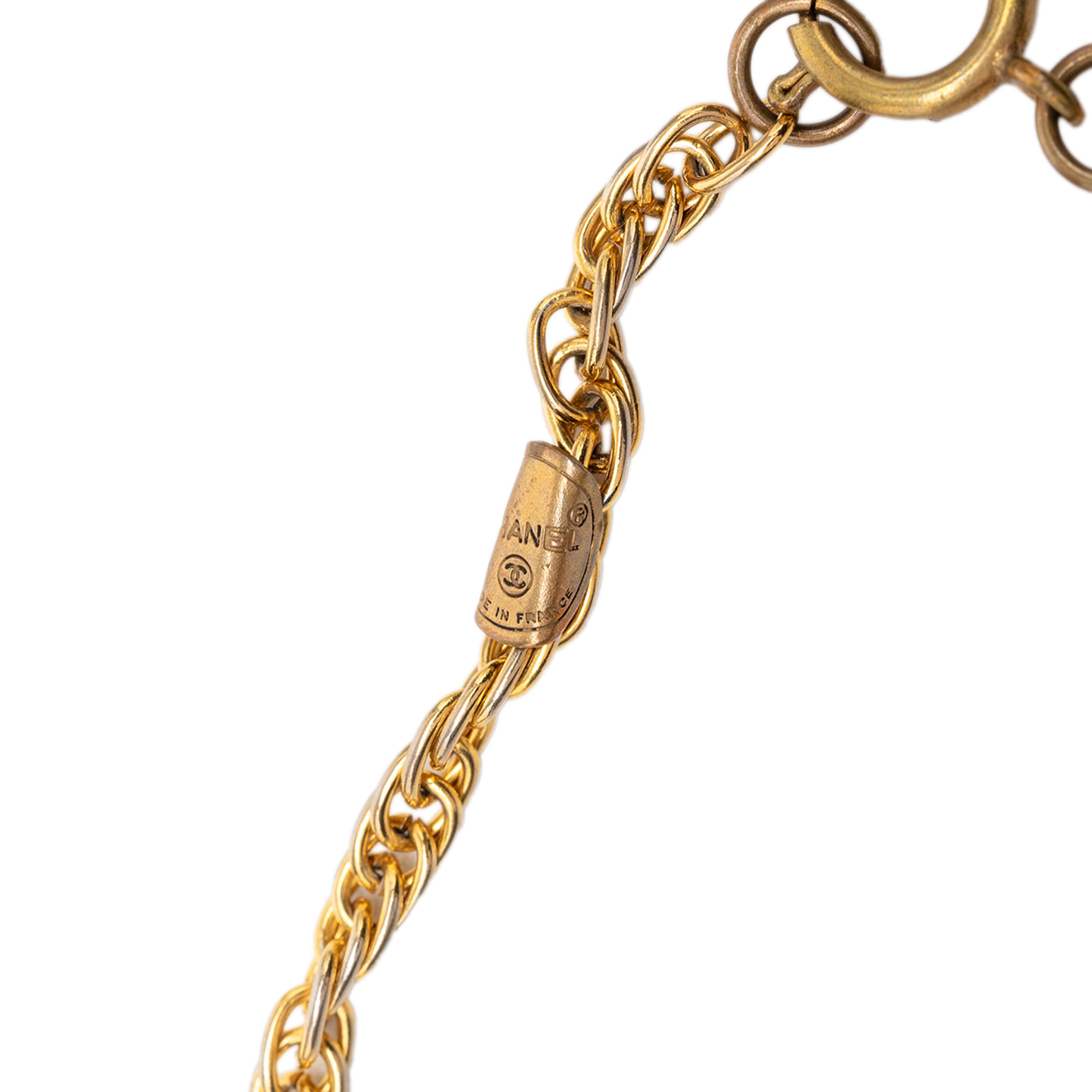 Chanel Cc Gold Plated Strass Pendant Necklace, från Luxclusif, i färgen gold. Klicka för att öppna bilden i stort format