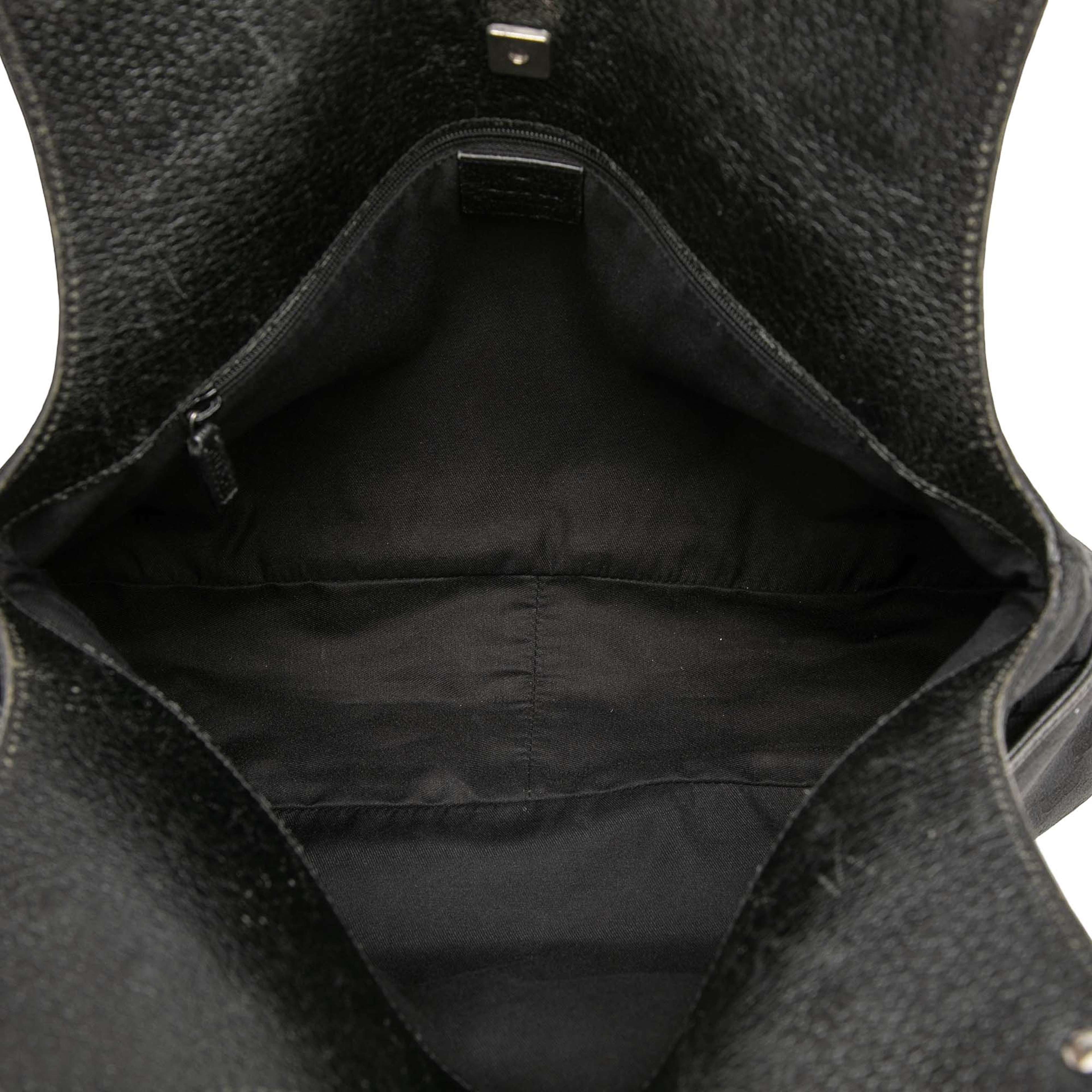 Gucci Gg Canvas Shoulder Bag, från Luxclusif, i färgen svart. Klicka för att öppna bilden i stort format