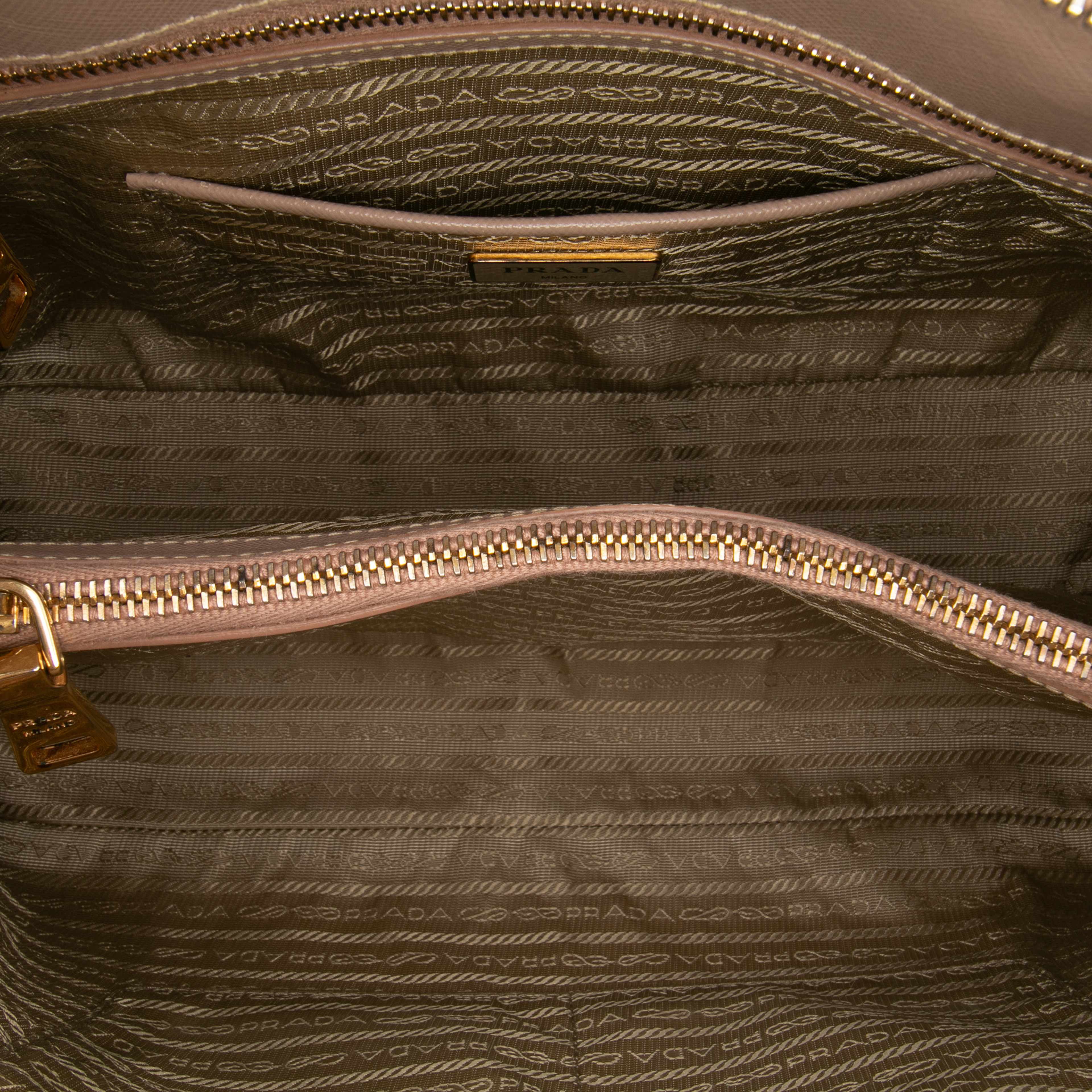 Prada Large Saffiano Lux Promenade Satchel, från Luxclusif, i färgen nude.