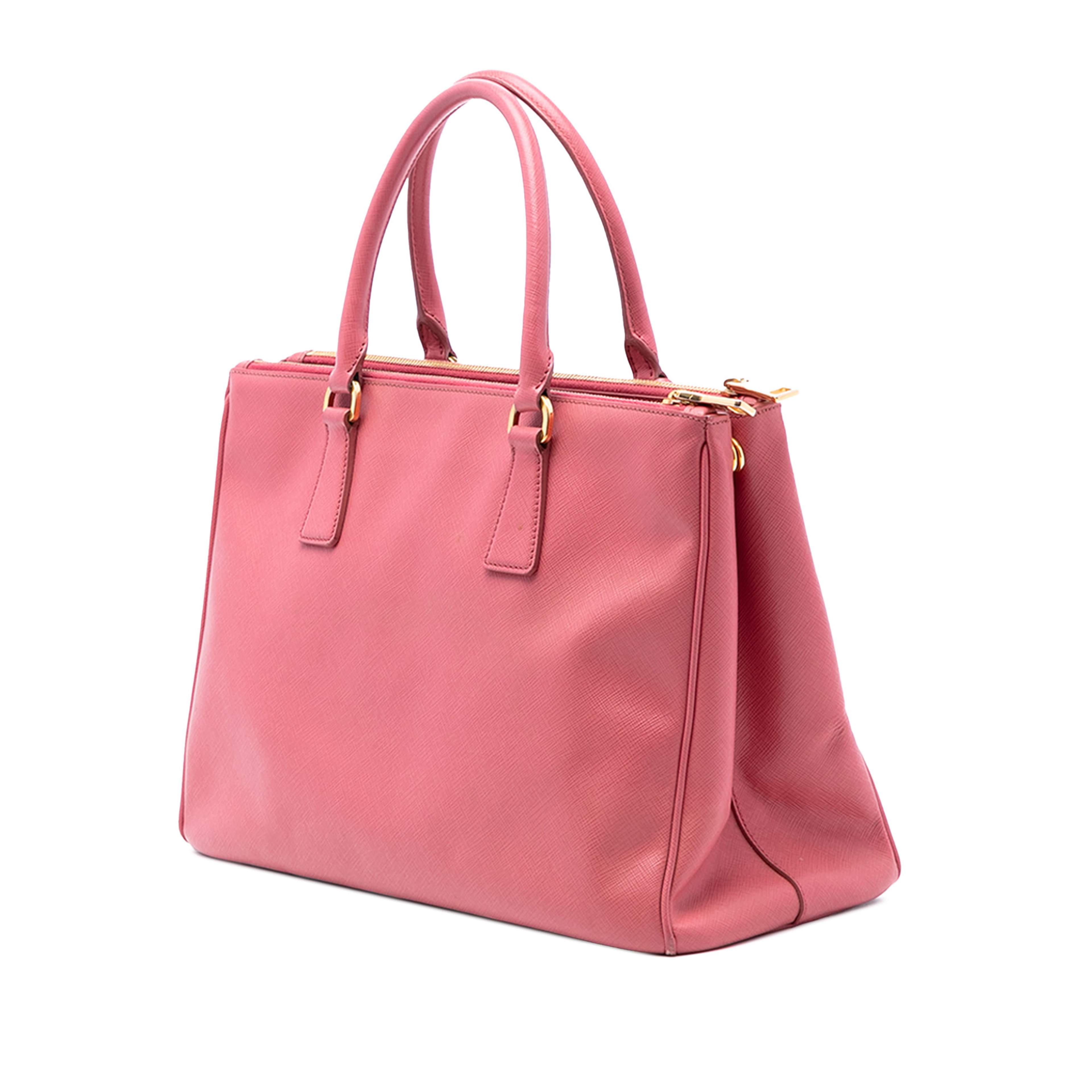 Prada Medium Saffiano Lux Galleria Double Zip Satchel, från Luxclusif, i färgen rosa. Klicka för att öppna bilden i stort format