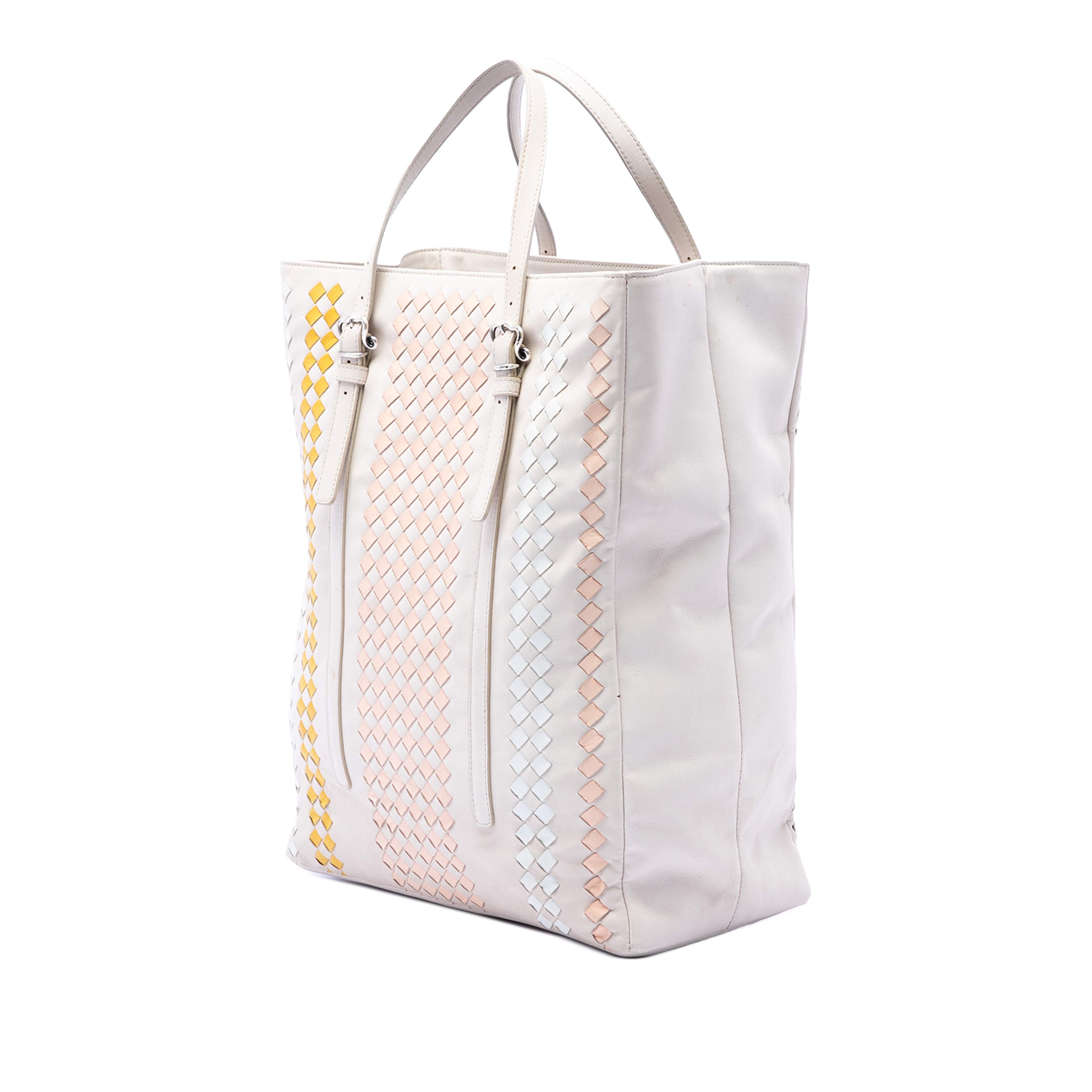 Bottega Veneta Intrecciato Trimmed Nappa Belted Tote, från Luxclusif, i färgen vit. Klicka för att öppna bilden i stort format