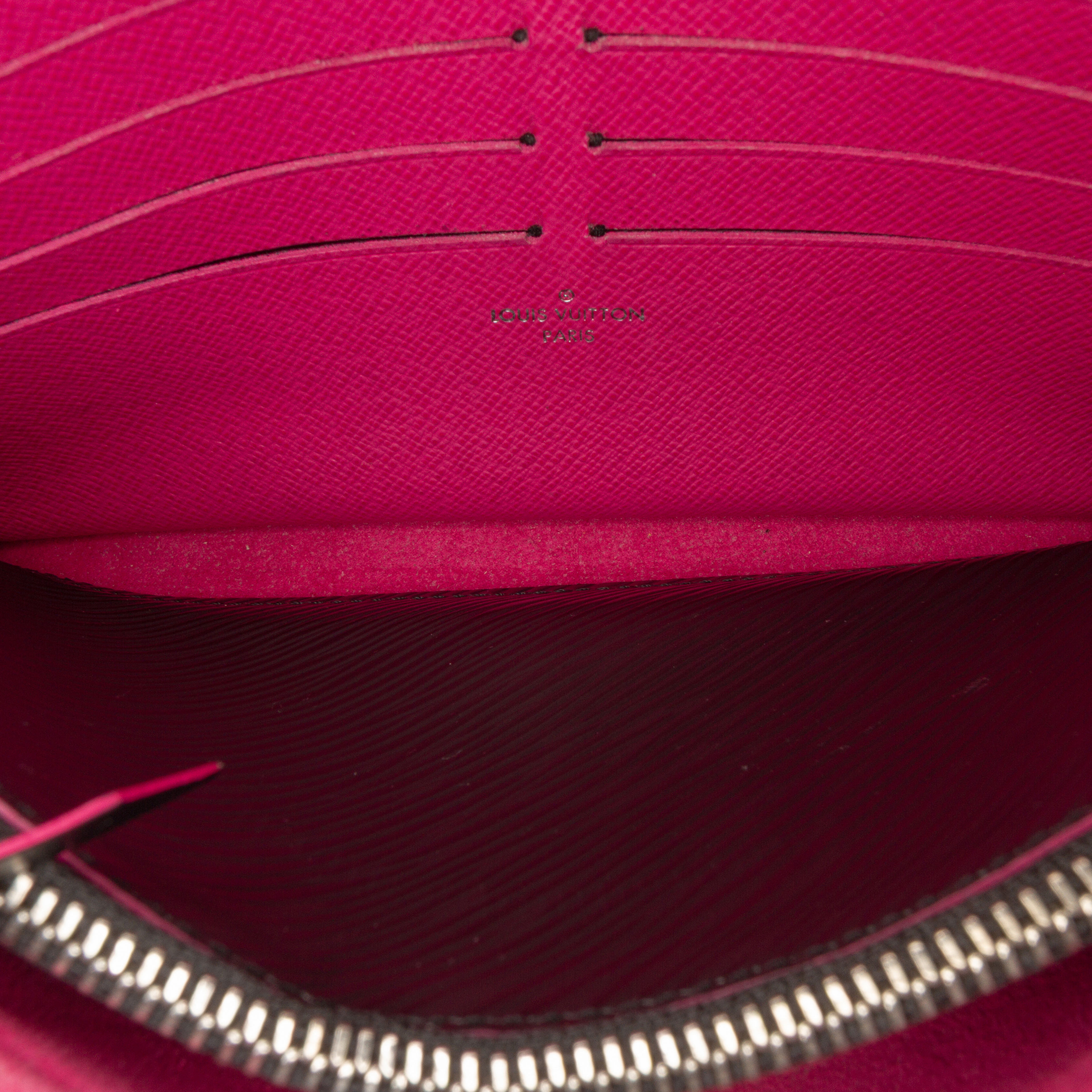 Louis Vuitton Epi Pochette Felicie, från Luxclusif, i färgen black. Klicka för att öppna bilden i stort format