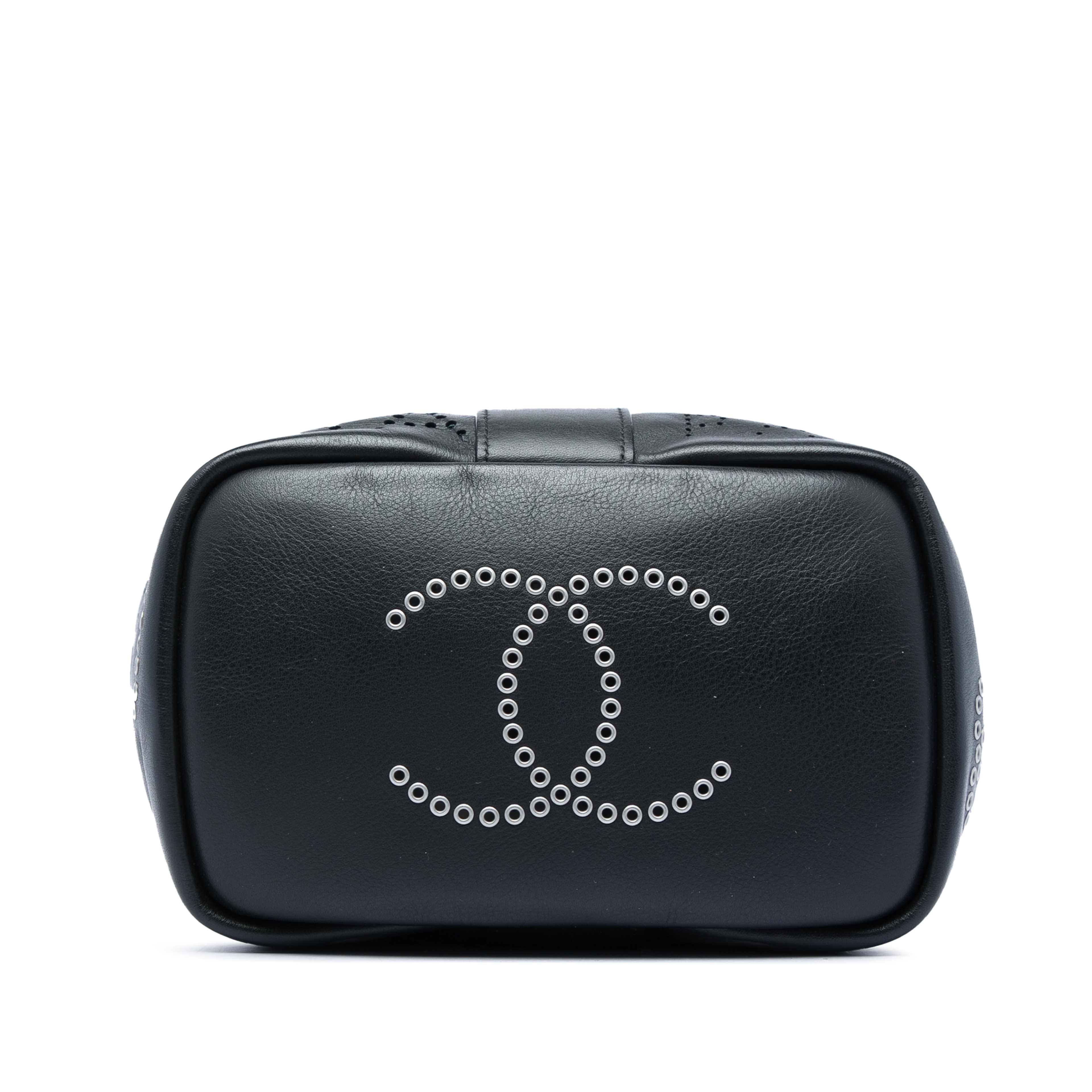 Chanel Small Perforated Calfskin Logo Eyelet Bucket Bag, från Luxclusif, i färgen svart. Klicka för att öppna bilden i stort format