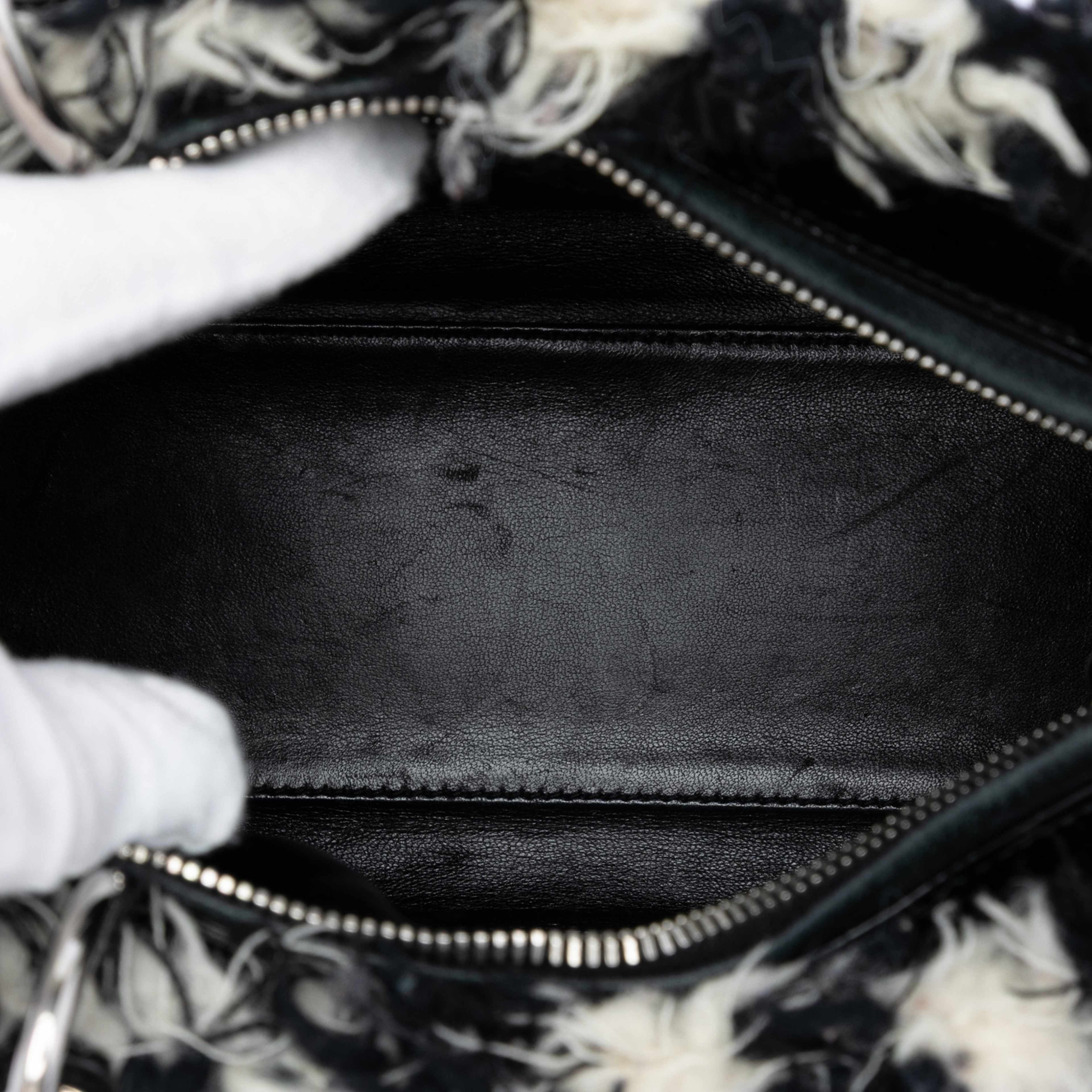 Dior Medium Tweed Cannage Fringe Lady Dior, från Luxclusif, i färgen black. Klicka för att öppna bilden i stort format