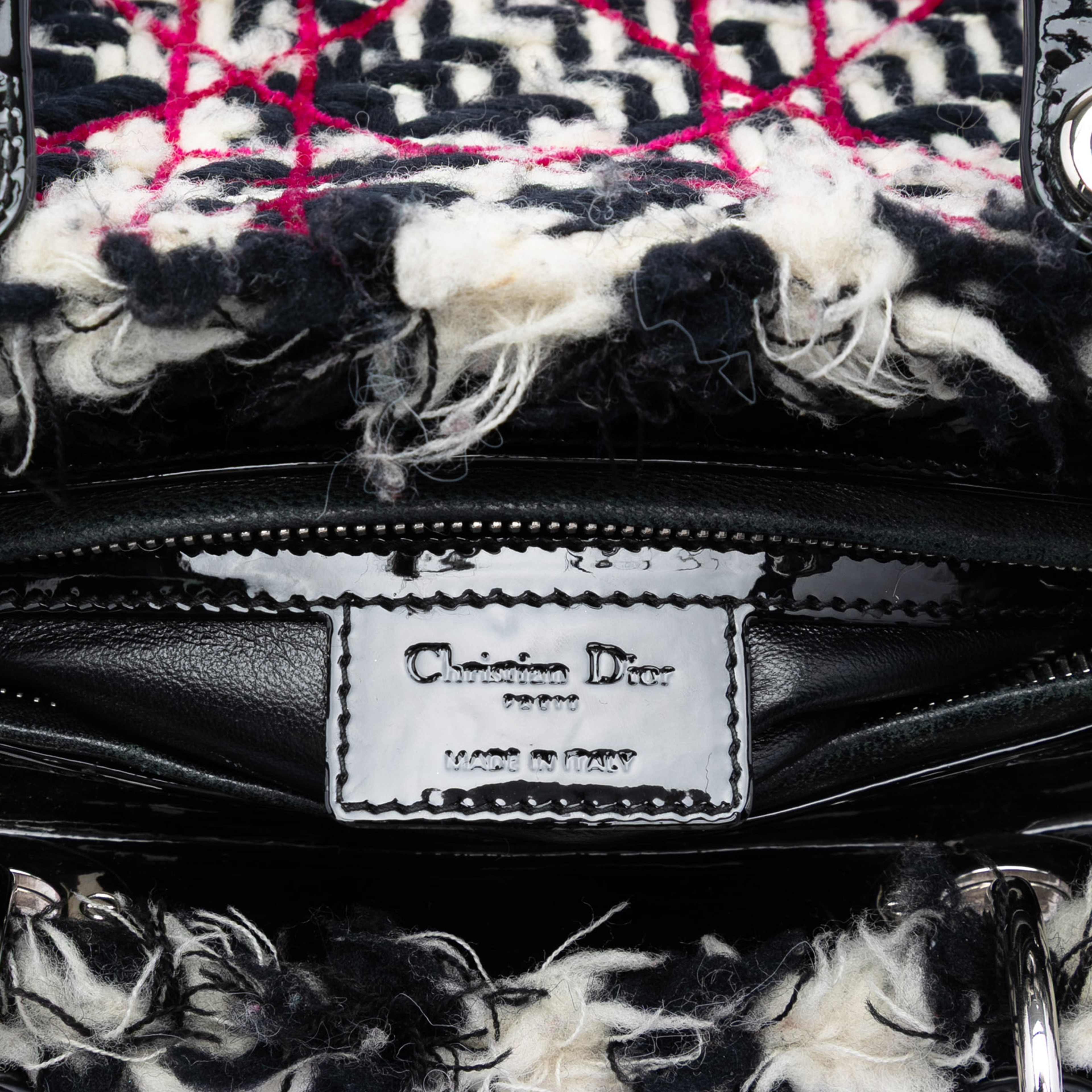 Dior Medium Tweed Cannage Fringe Lady Dior, från Luxclusif, i färgen black. Klicka för att öppna bilden i stort format