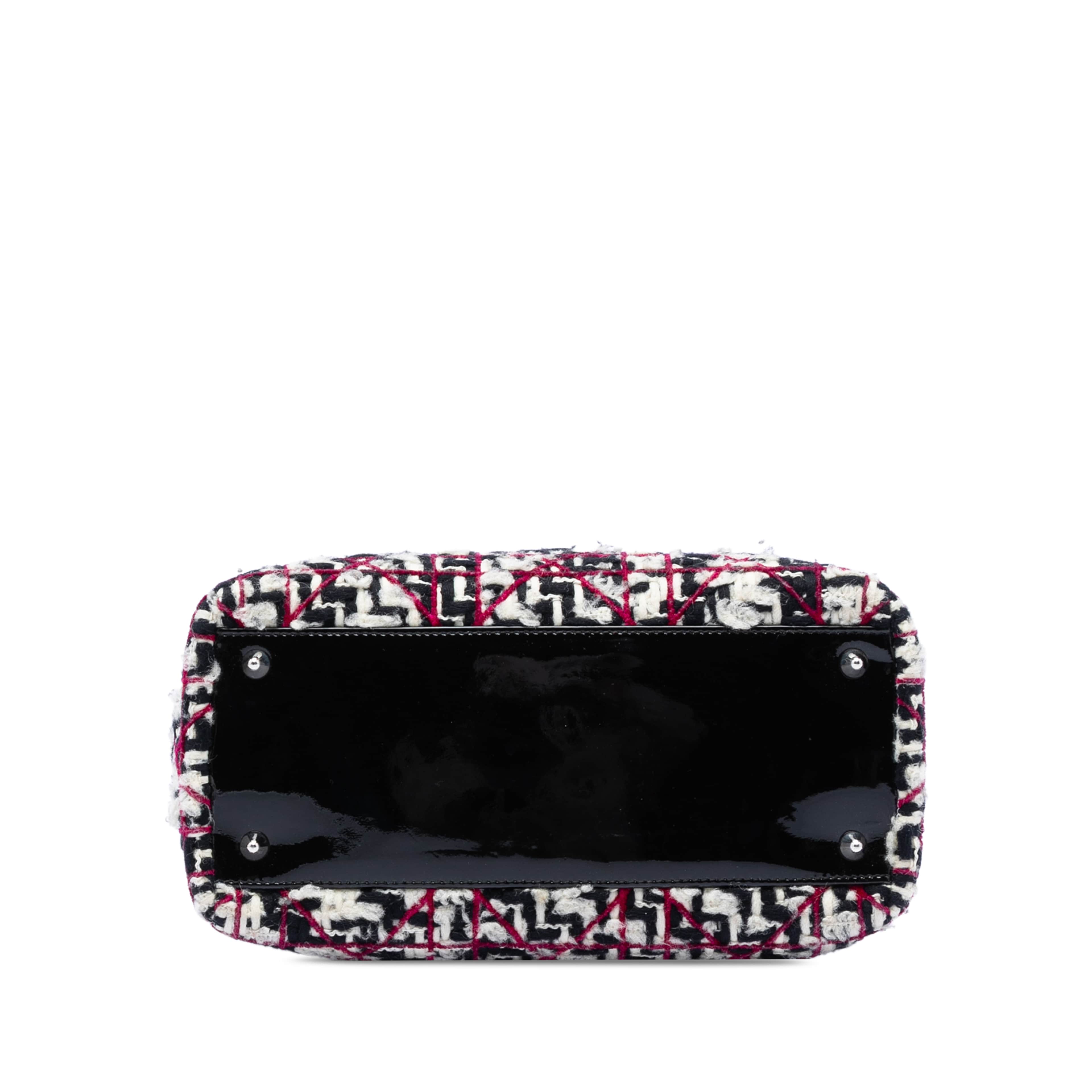 Dior Medium Tweed Cannage Fringe Lady Dior, från Luxclusif, i färgen black. Klicka för att öppna bilden i stort format