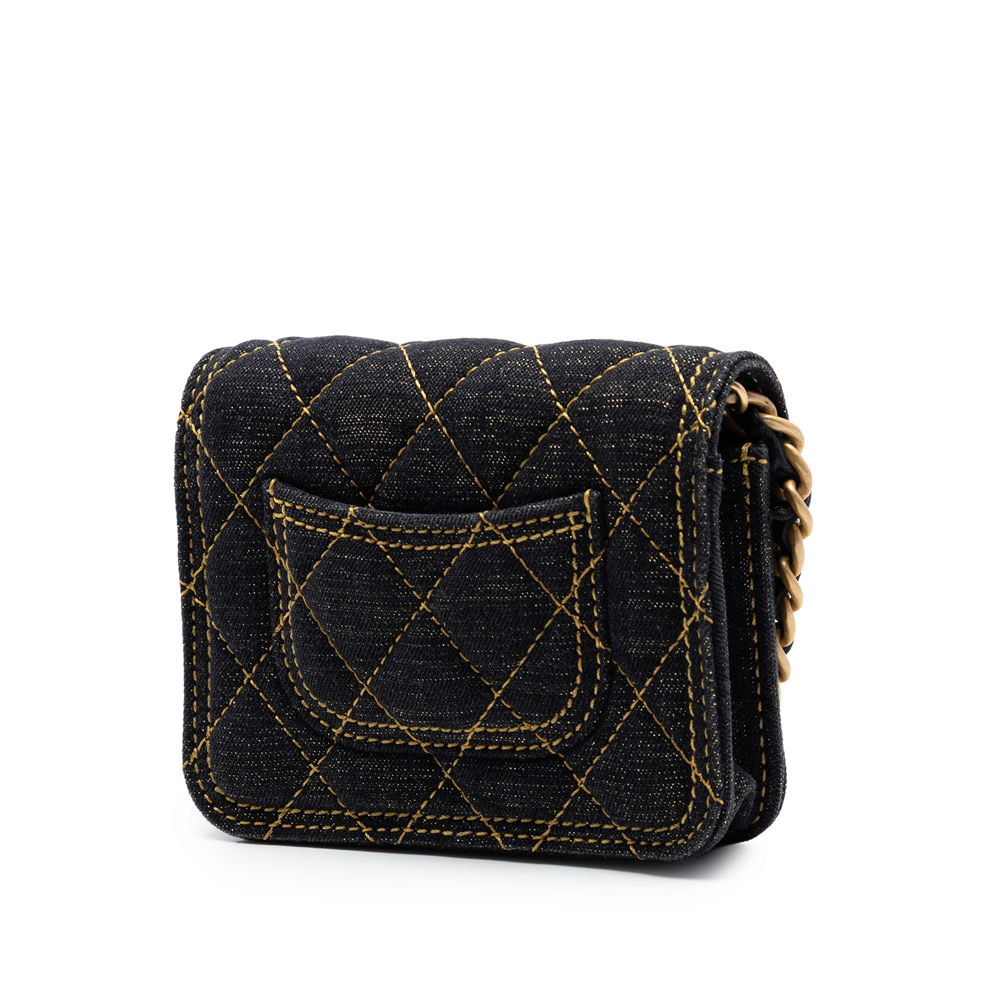 Chanel Mini Quilted Denim Double You Card Holder With Chain, från Luxclusif, i färgen blå. Klicka för att öppna bilden i stort format