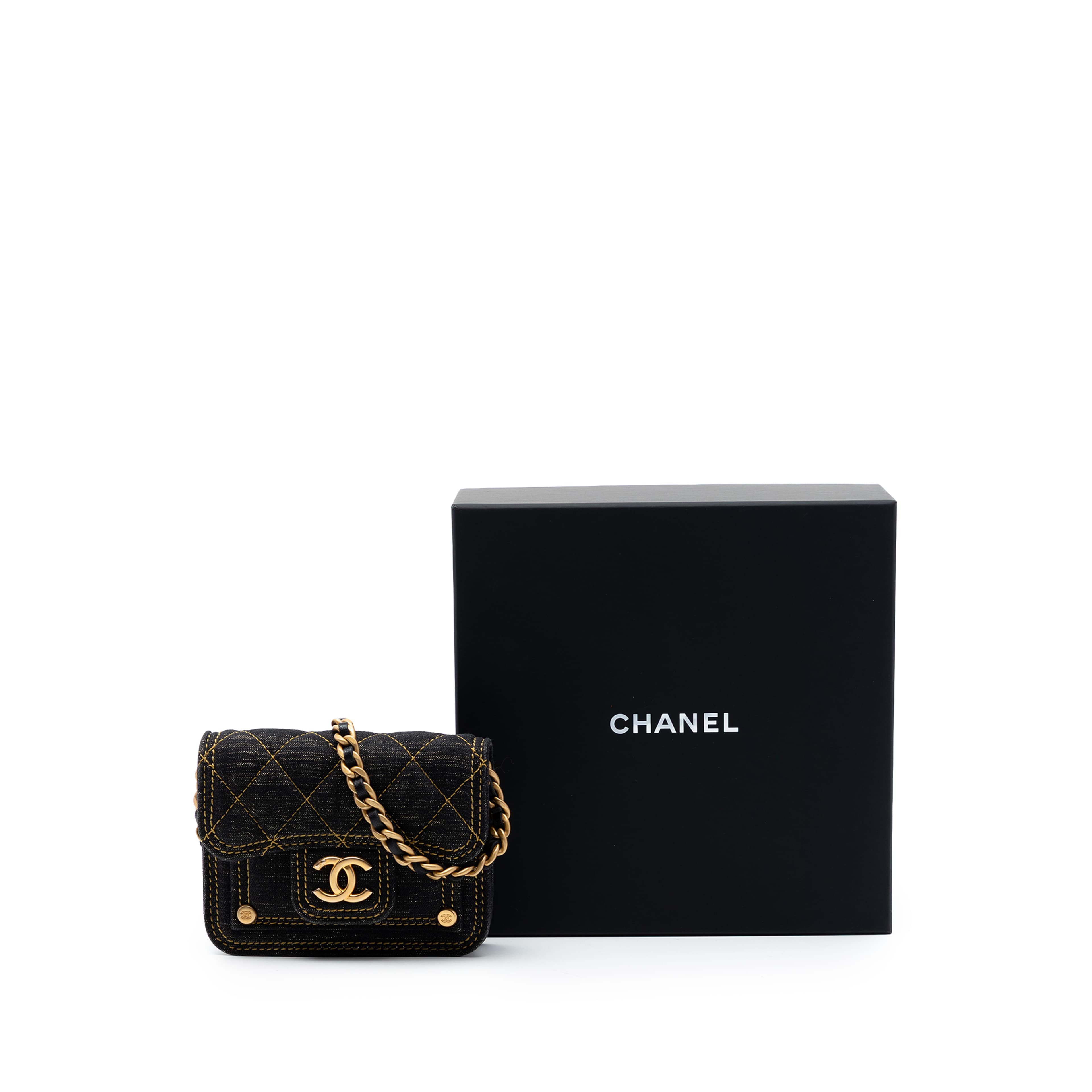 Chanel Mini Quilted Denim Double You Card Holder With Chain, från Luxclusif, i färgen blå. Klicka för att öppna bilden i stort format