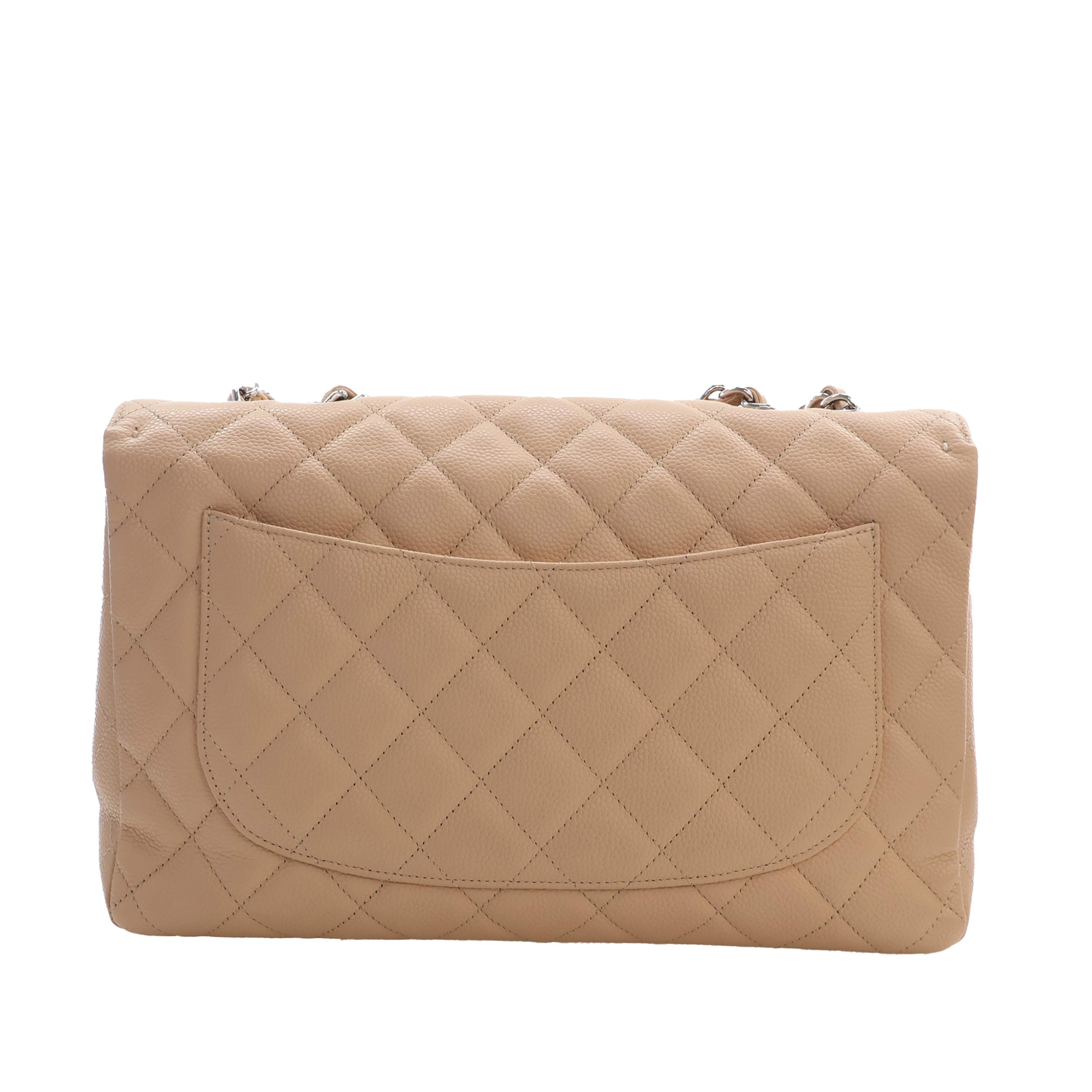 Chanel Jumbo Classic Caviar Single Flap, från Luxclusif, i färgen beige. Klicka för att öppna bilden i stort format