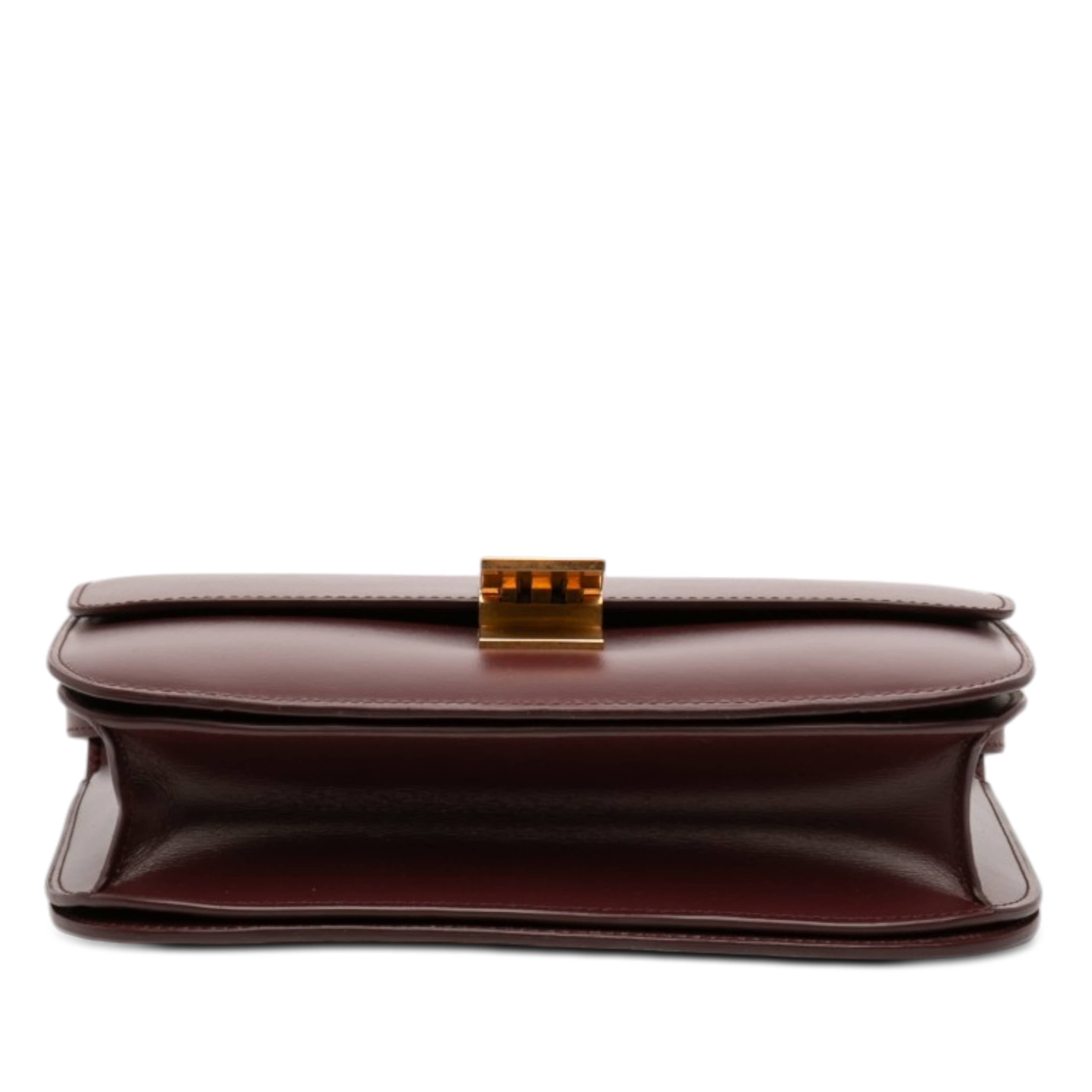Celine Medium Calfskin Classic Box, från Luxclusif, i färgen burgundy. Klicka för att öppna bilden i stort format