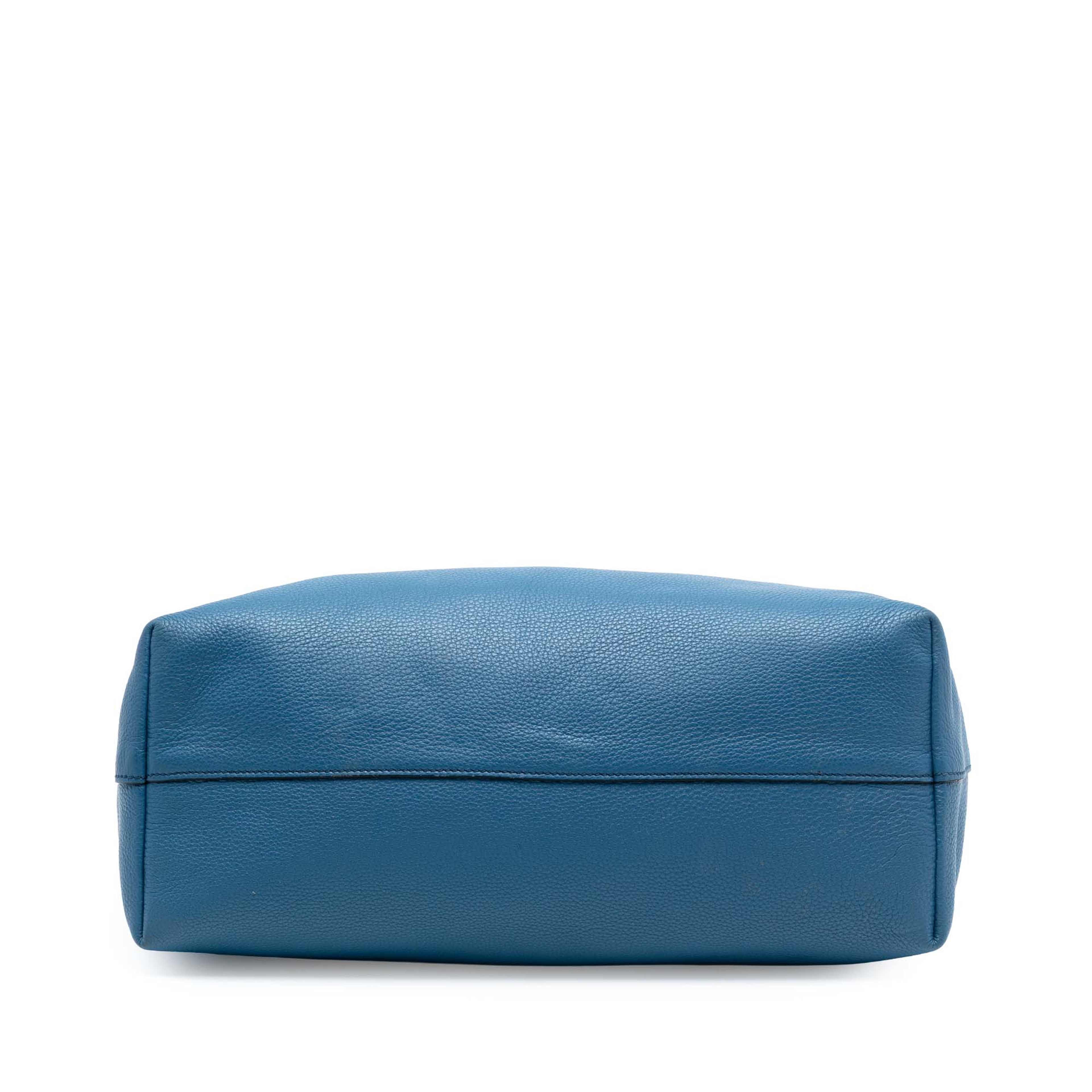 Prada Vitello Daino Open Convertible Tote, från Luxclusif, i färgen blue. Klicka för att öppna bilden i stort format