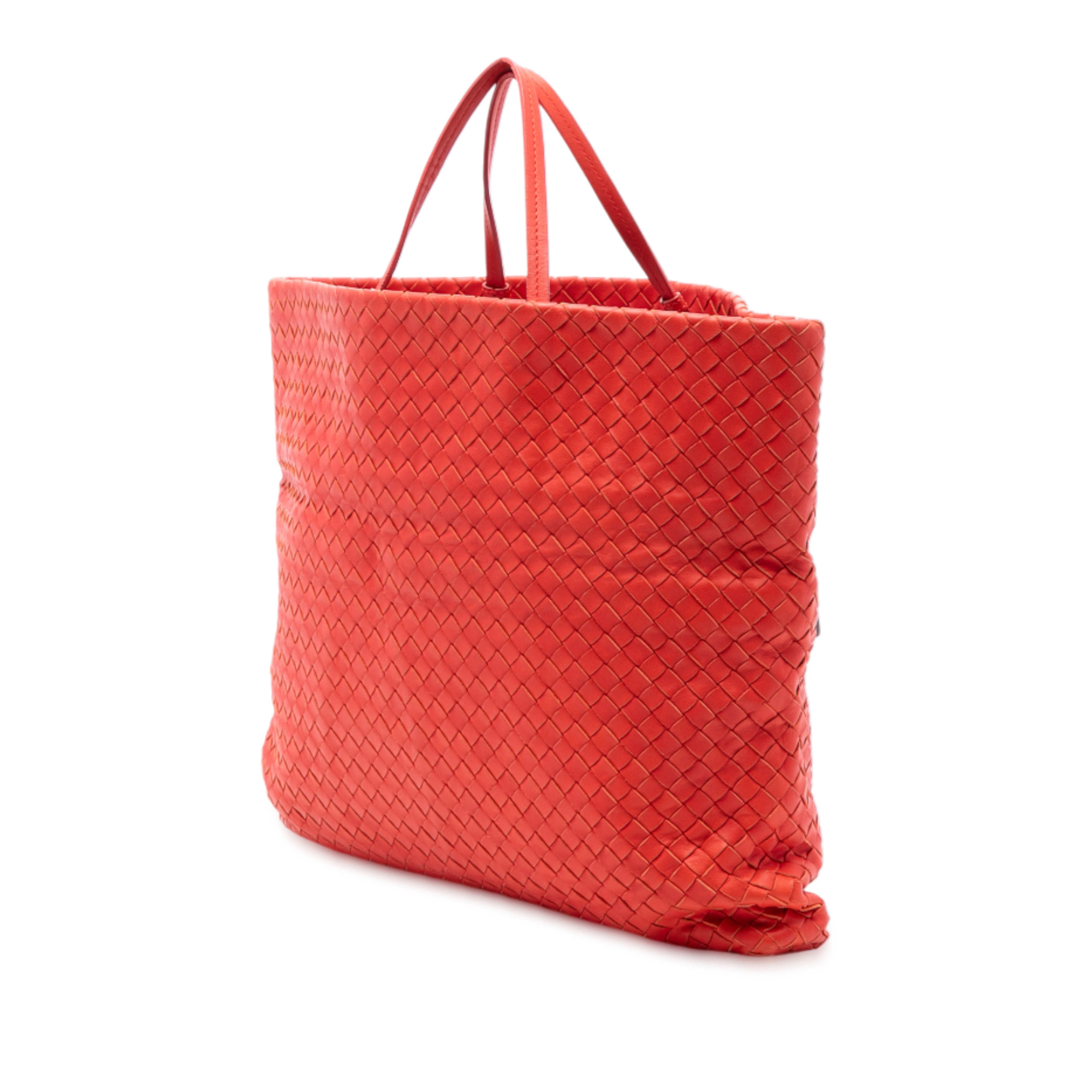 Bottega Veneta Nappa Intrecciato Fold Over Satchel, från Luxclusif, i färgen red. Klicka för att öppna bilden i stort format