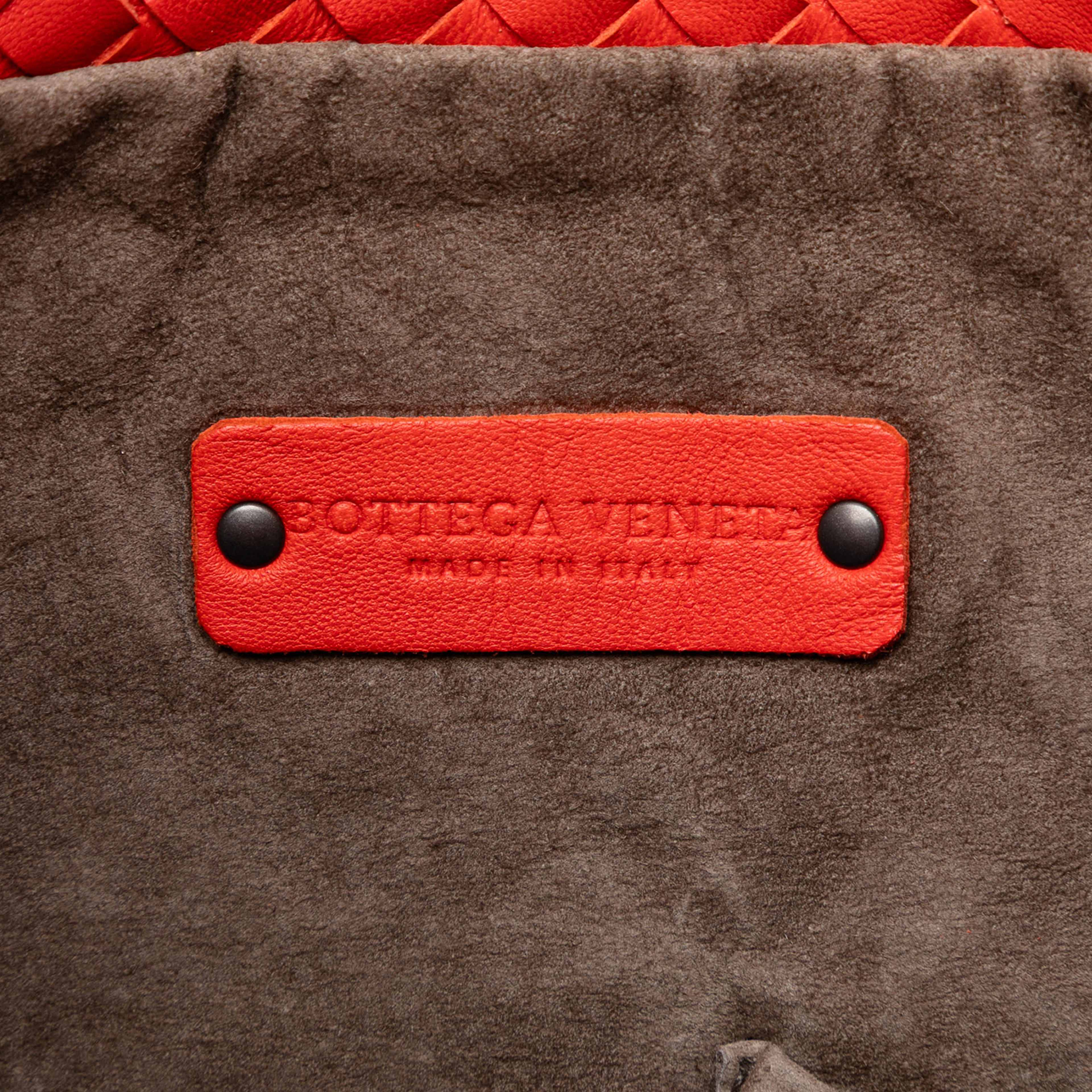 Bottega Veneta Nappa Intrecciato Fold Over Satchel, från Luxclusif, i färgen red. Klicka för att öppna bilden i stort format