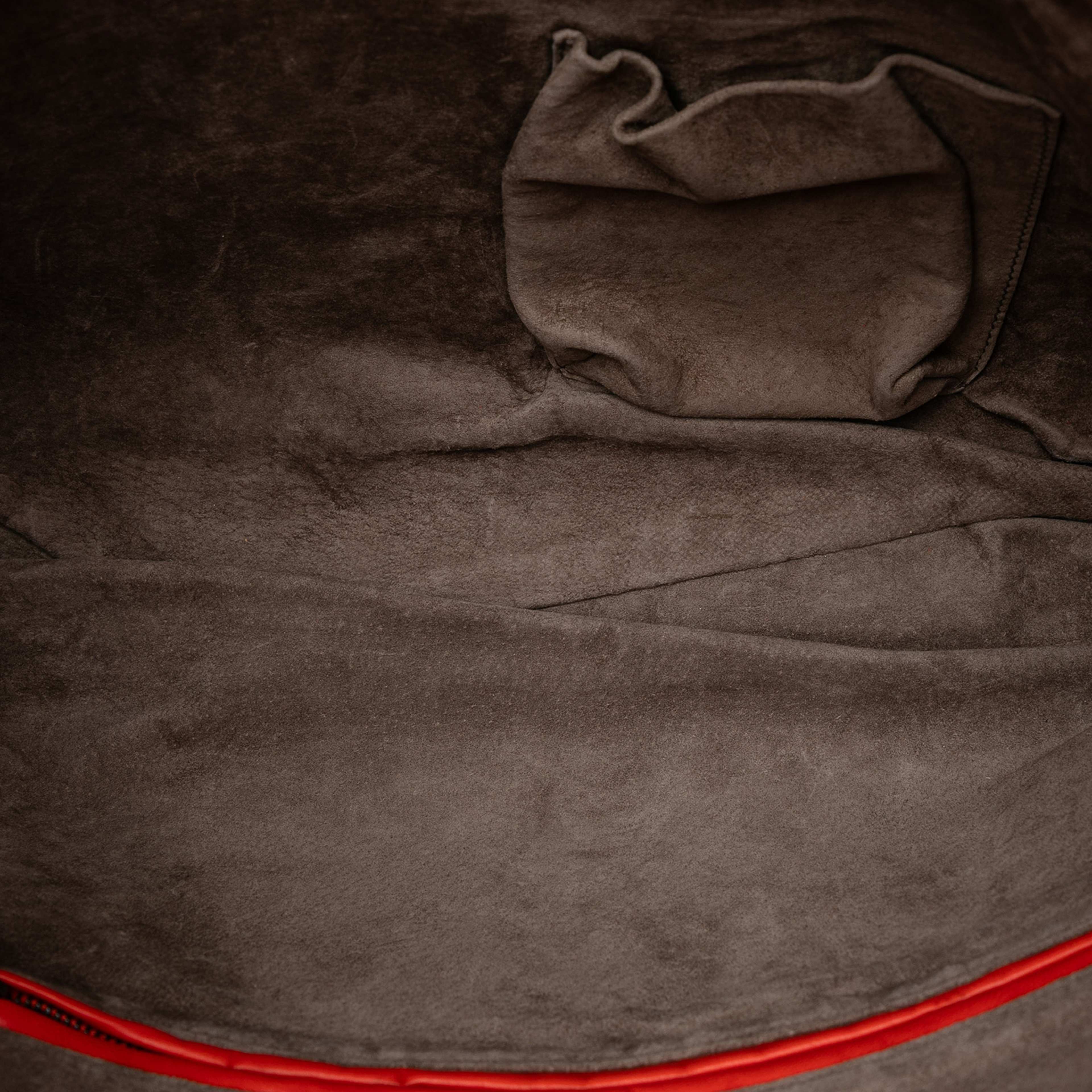 Bottega Veneta Nappa Intrecciato Fold Over Satchel, från Luxclusif, i färgen red. Klicka för att öppna bilden i stort format