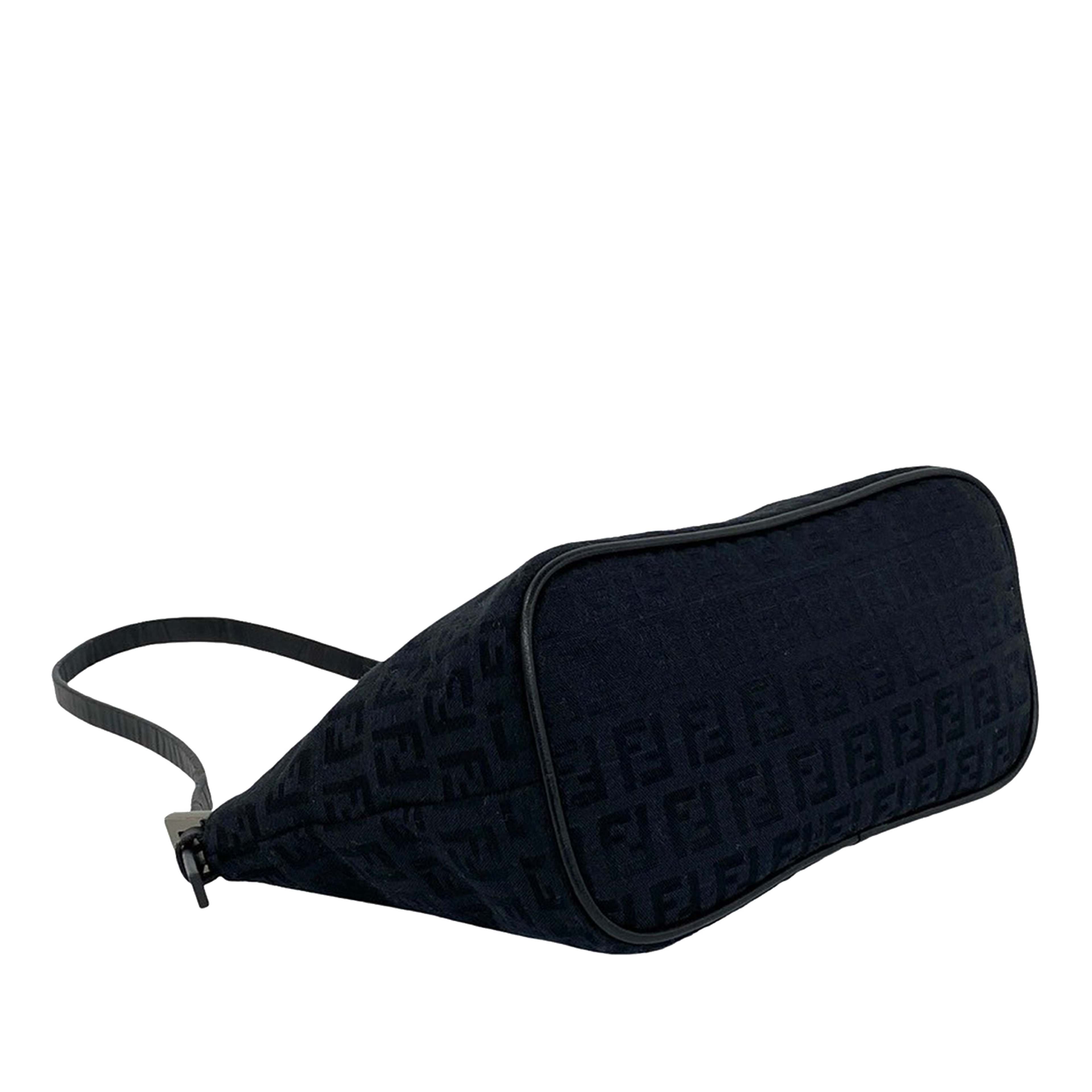 Fendi Zucchino Canvas Shoulder Bag, från Luxclusif, i färgen black. Klicka för att öppna bilden i stort format