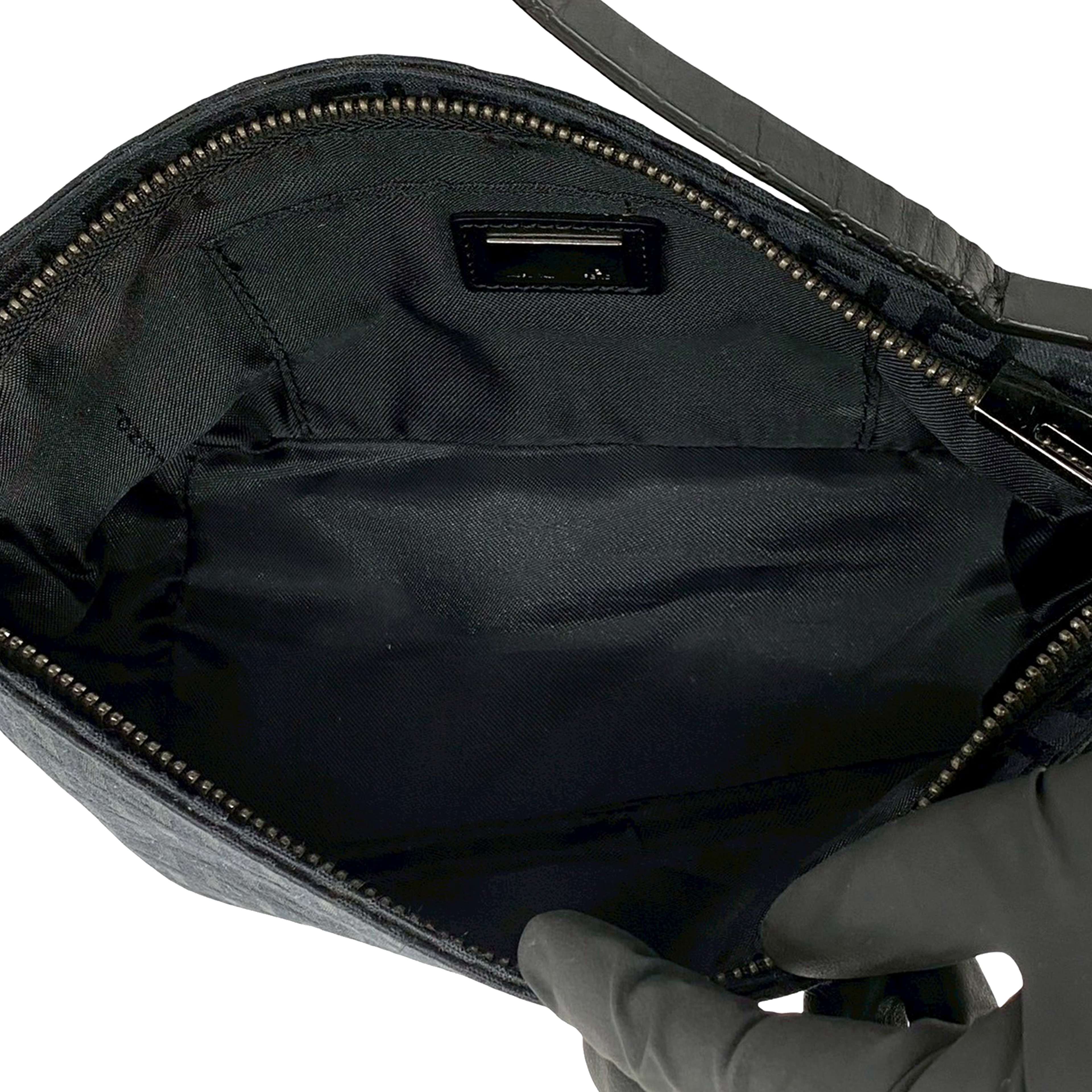 Fendi Zucchino Canvas Shoulder Bag, från Luxclusif, i färgen black. Klicka för att öppna bilden i stort format