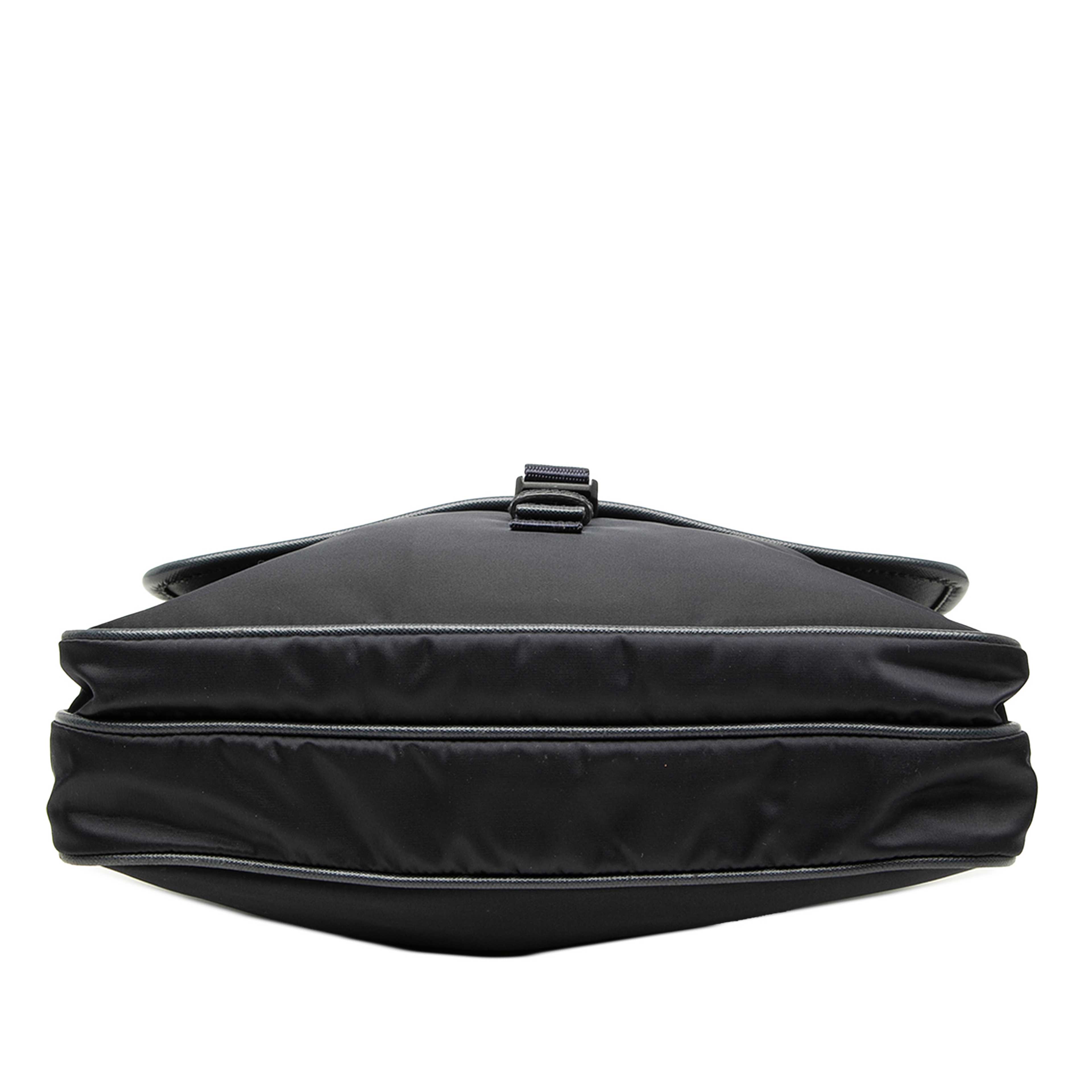 Prada Saffiano Trimmed Tessuto Zip Top Crossbody, från Luxclusif, i färgen svart. Klicka för att öppna bilden i stort format