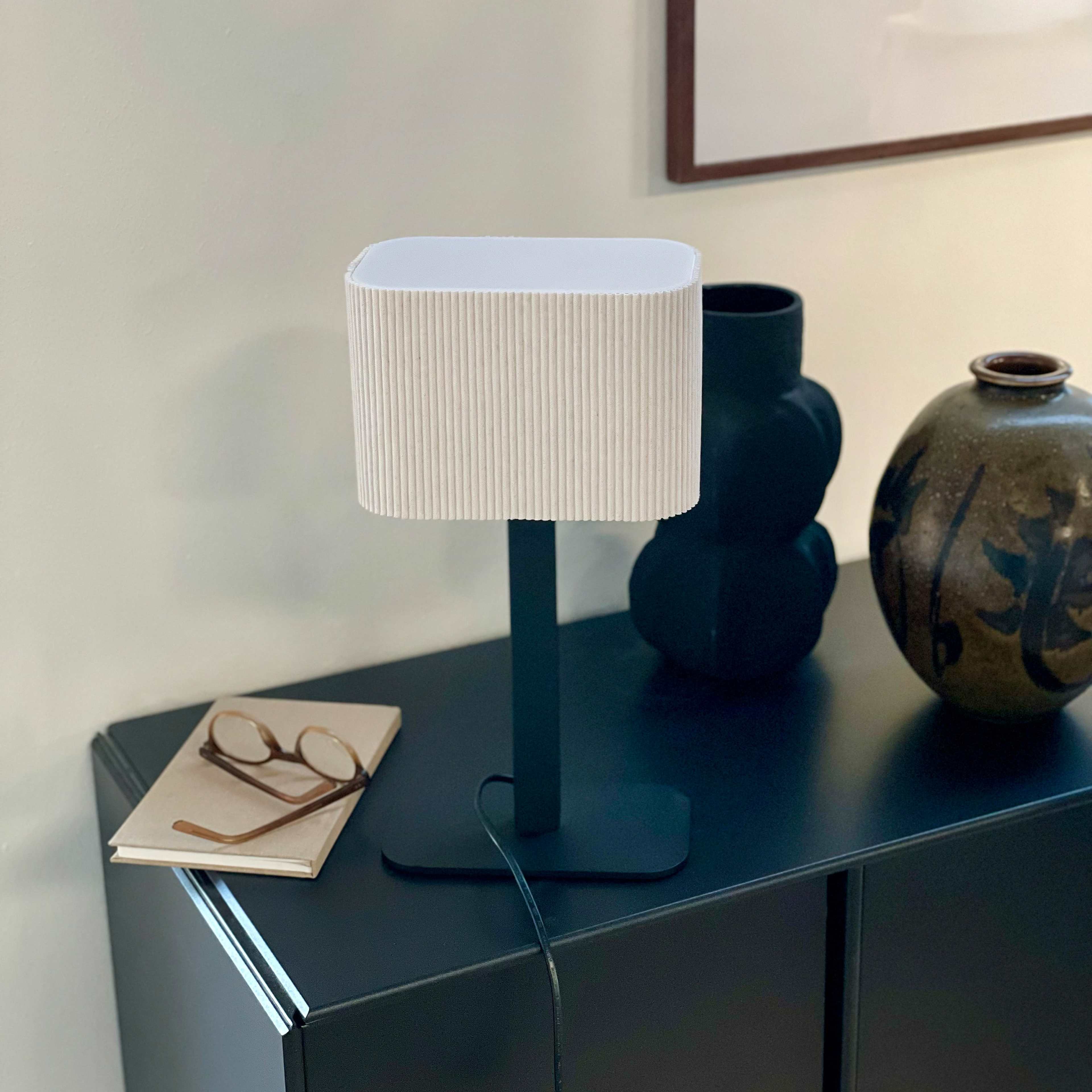 Calix Table Lamp Oval, från Dyberg Larsen, i färgen nature/ black. Klicka för att öppna bilden i stort format