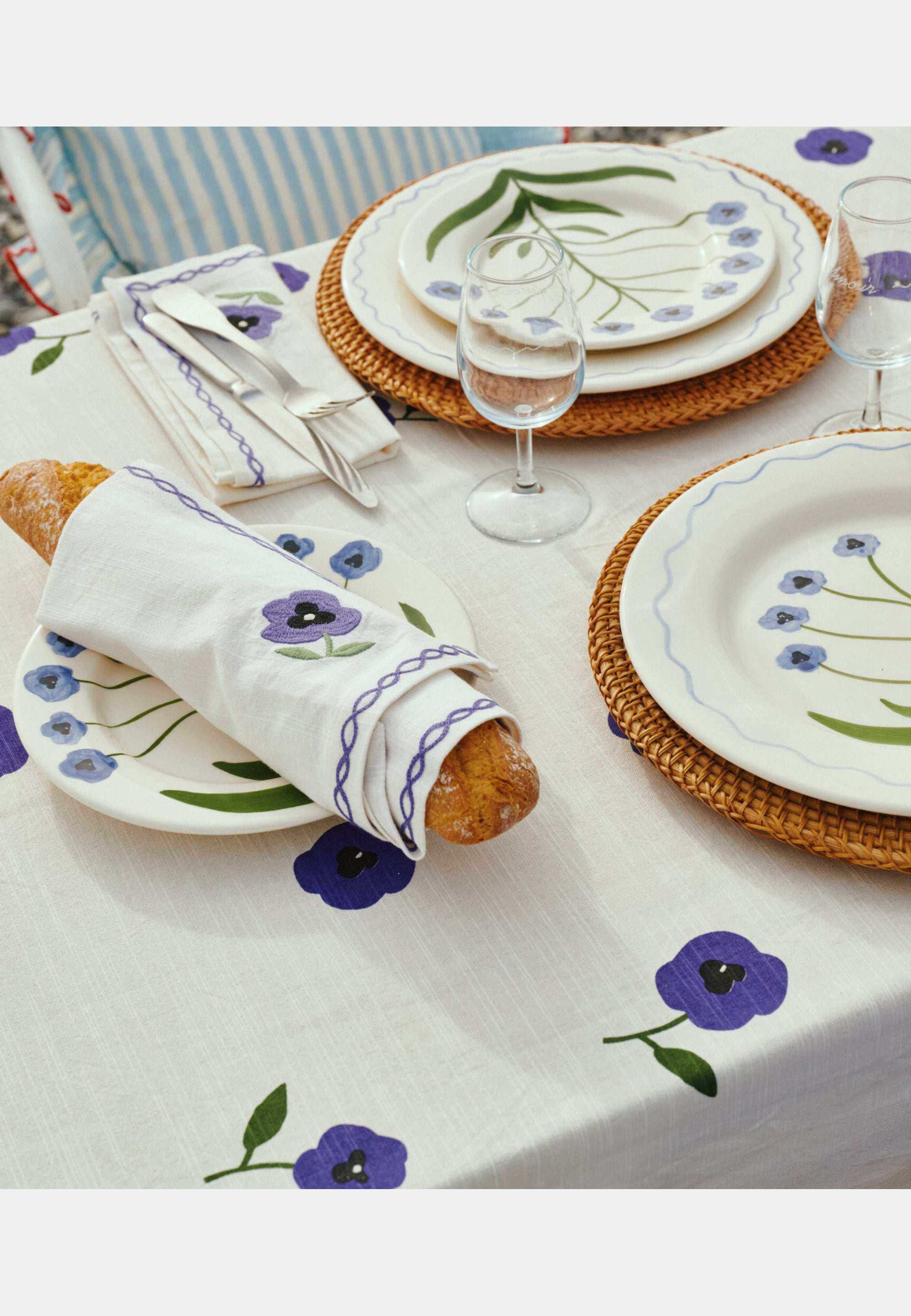 Madelen Möllard Pansy Bordsduk, från Pick A Poppy, i färgen blue. Klicka för att öppna bilden i stort format