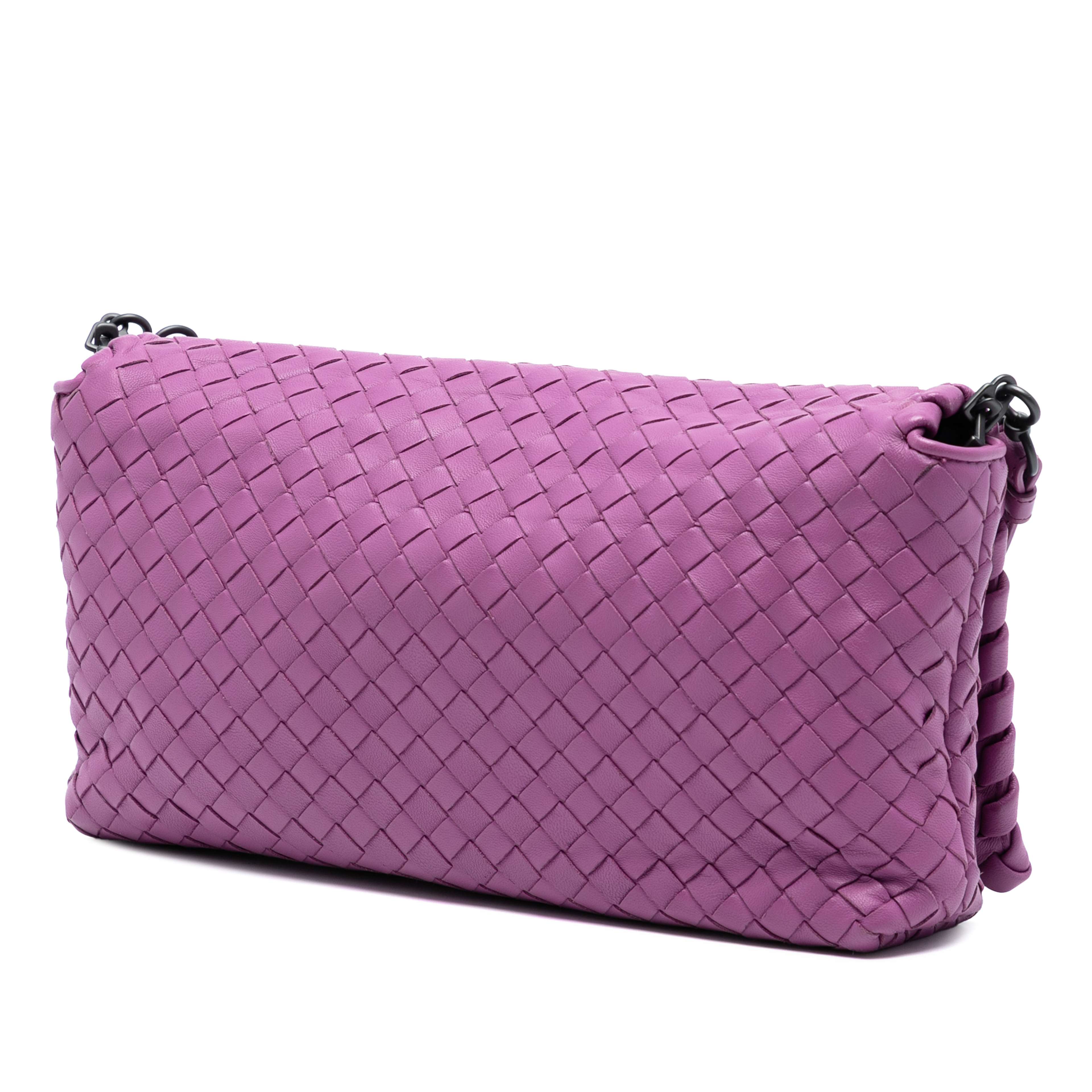 Bottega Veneta Nappa Intrecciato Dahlia Clutch Crossbody, från Luxclusif, i färgen purpur. Klicka för att öppna bilden i stort format