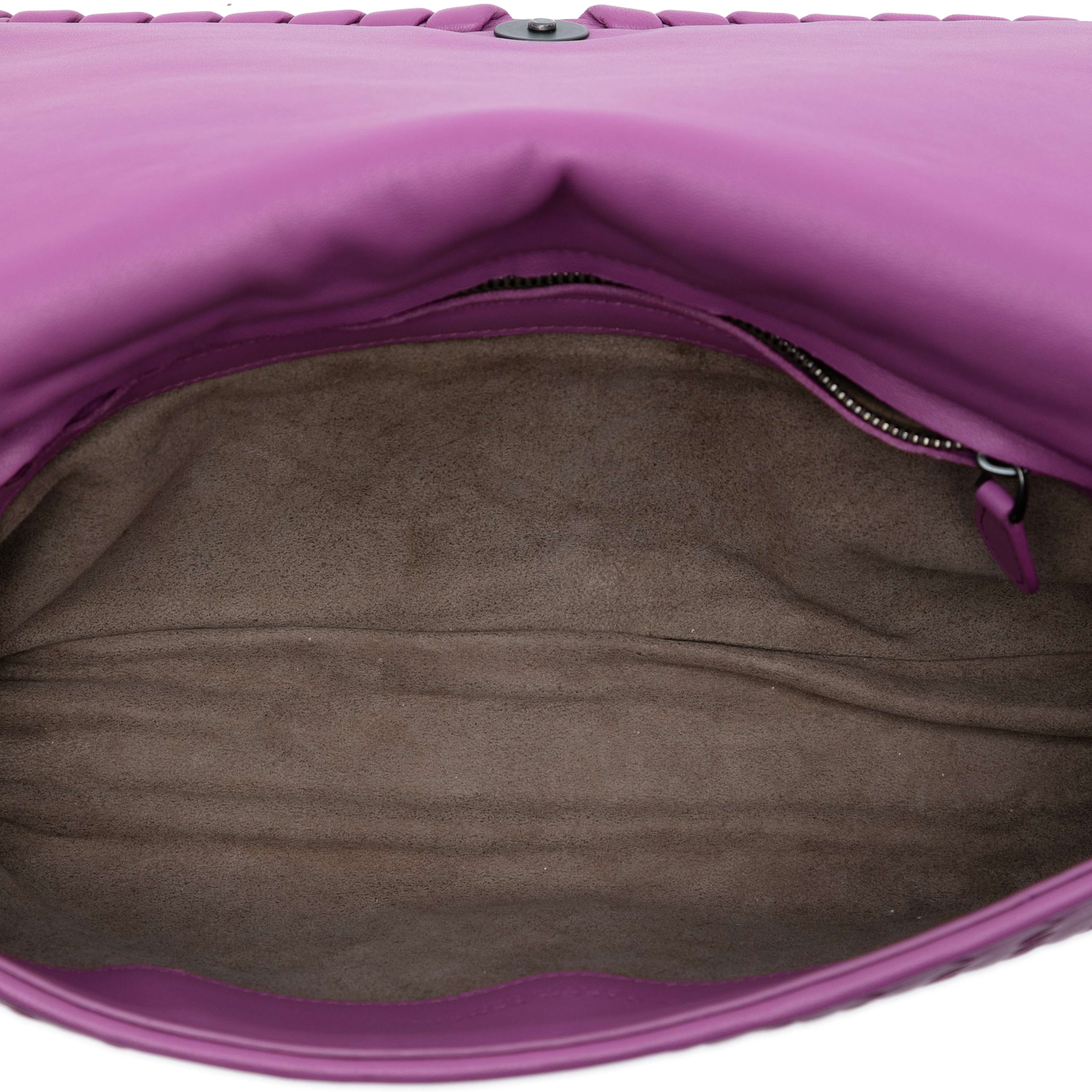 Bottega Veneta Nappa Intrecciato Dahlia Clutch Crossbody, från Luxclusif, i färgen purple. Klicka för att öppna bilden i stort format
