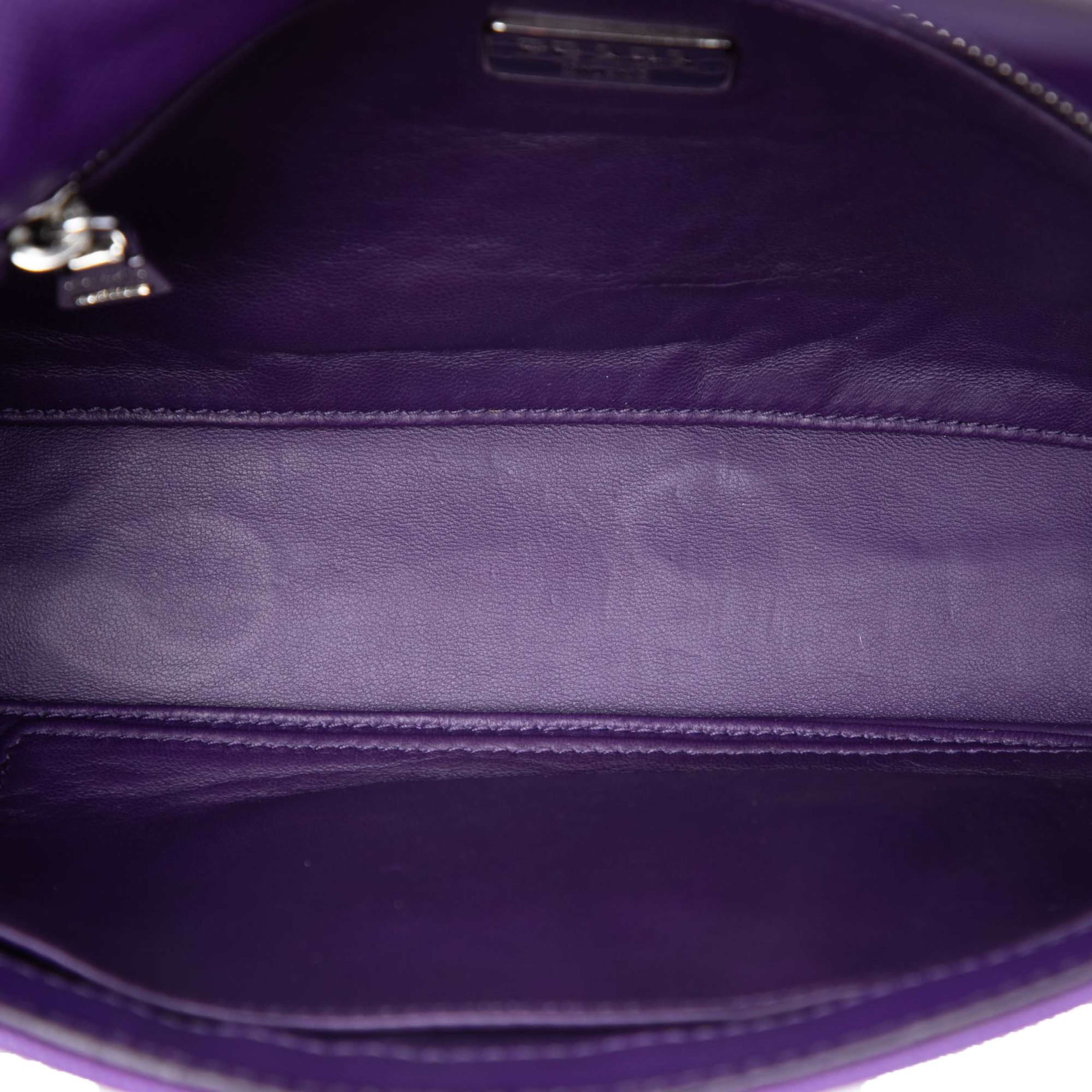 Prada Saffiano Sound Lock Crossbody, från Luxclusif, i färgen purple. Klicka för att öppna bilden i stort format