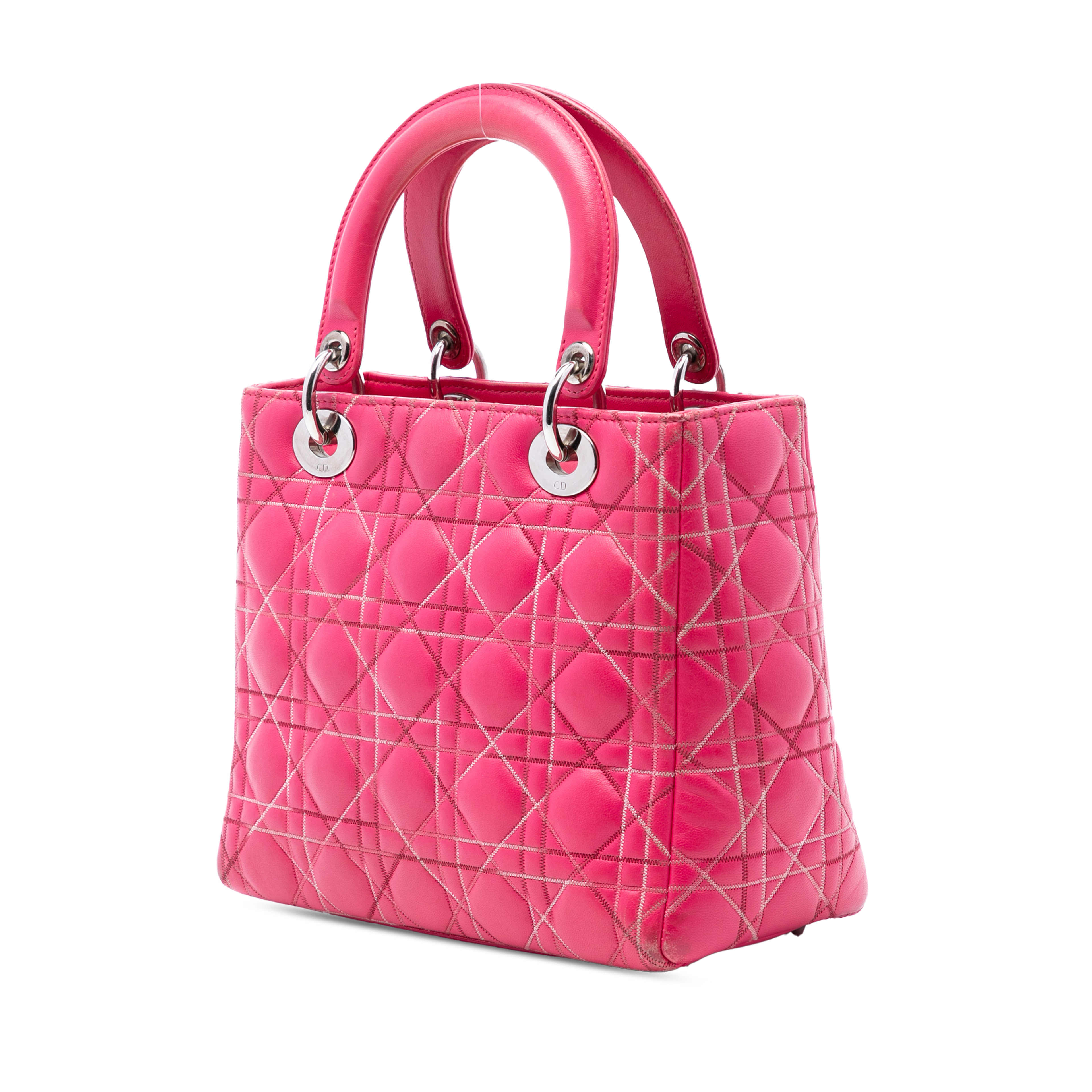 Dior Medium Lambskin Cannage Contrast Stitch Lady Dior, från Luxclusif, i färgen hot pink. Klicka för att öppna bilden i stort format