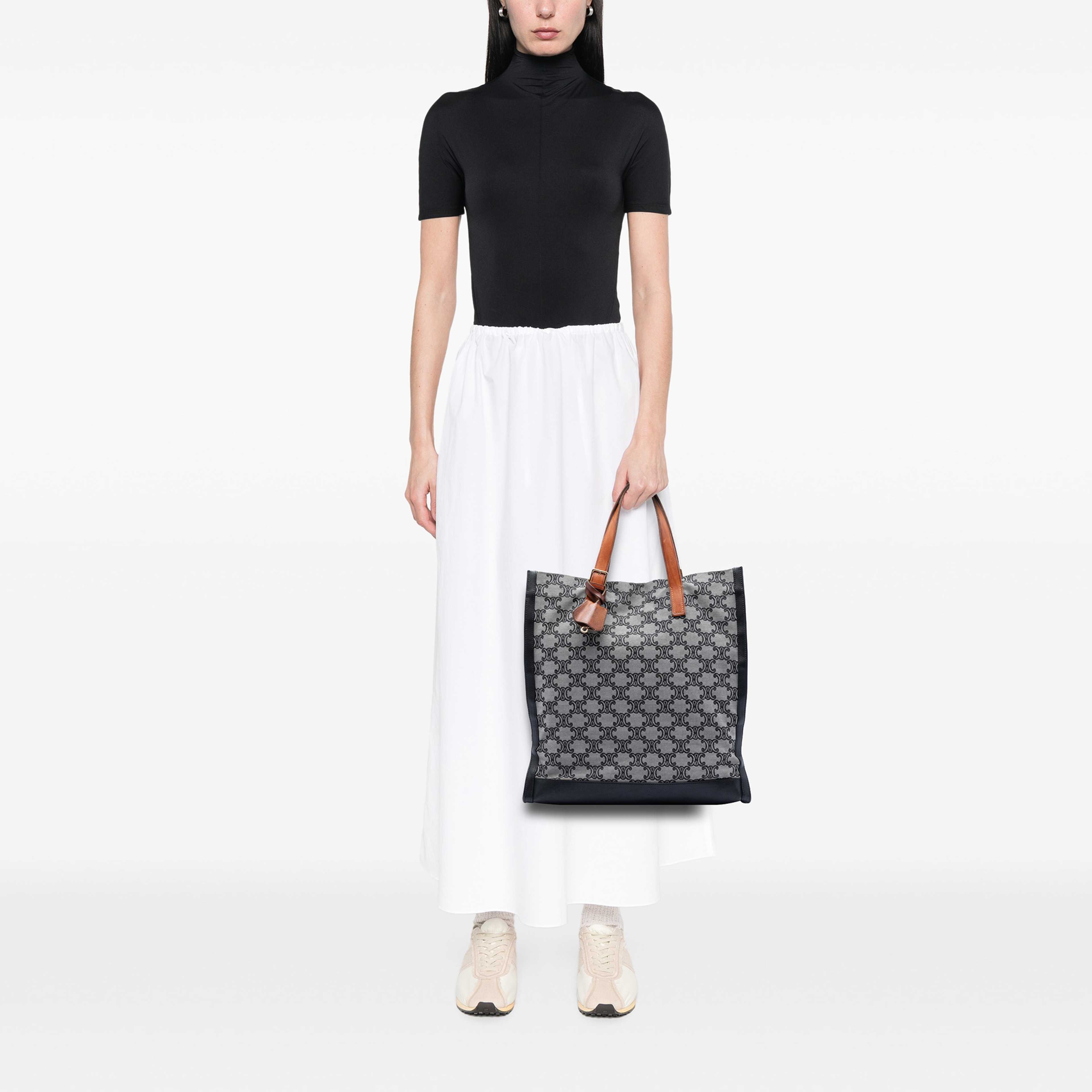 Celine Macadam Canvas Vertical Tote, från Luxclusif, i färgen grå. Klicka för att öppna bilden i stort format