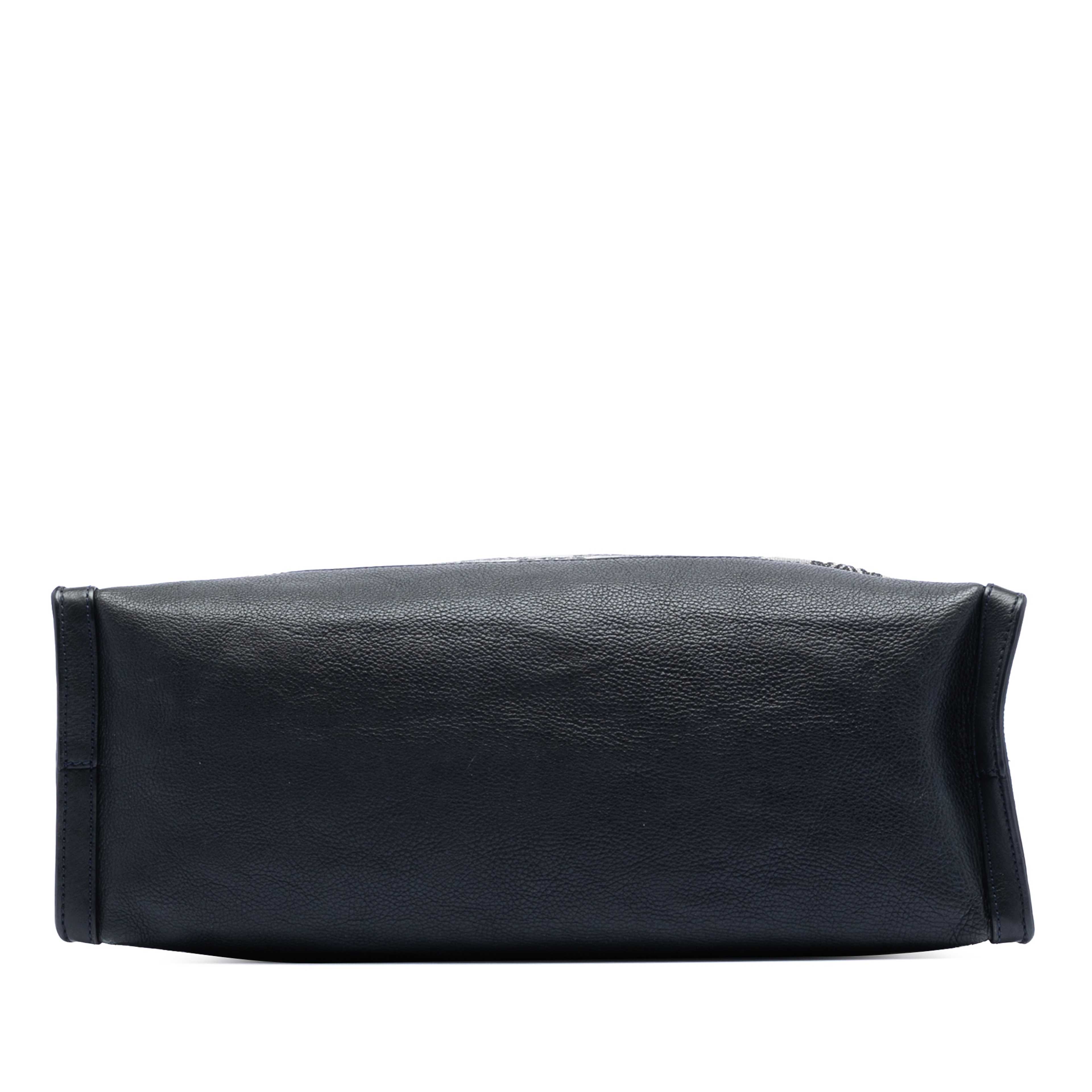Celine Macadam Canvas Vertical Tote, från Luxclusif, i färgen grå. Klicka för att öppna bilden i stort format
