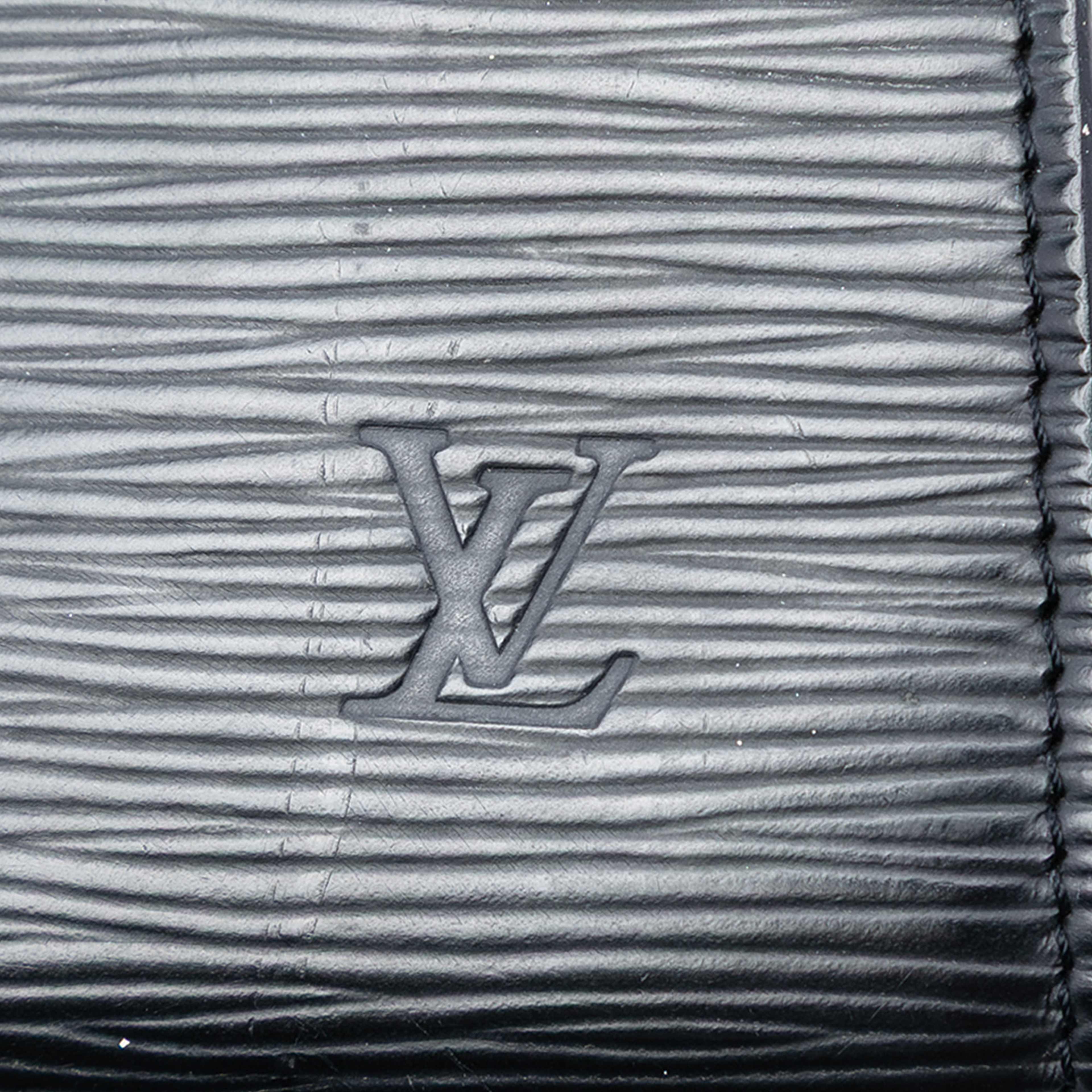 Louis Vuitton Epi Pochette Accessoires, från Luxclusif, i färgen black. Klicka för att öppna bilden i stort format