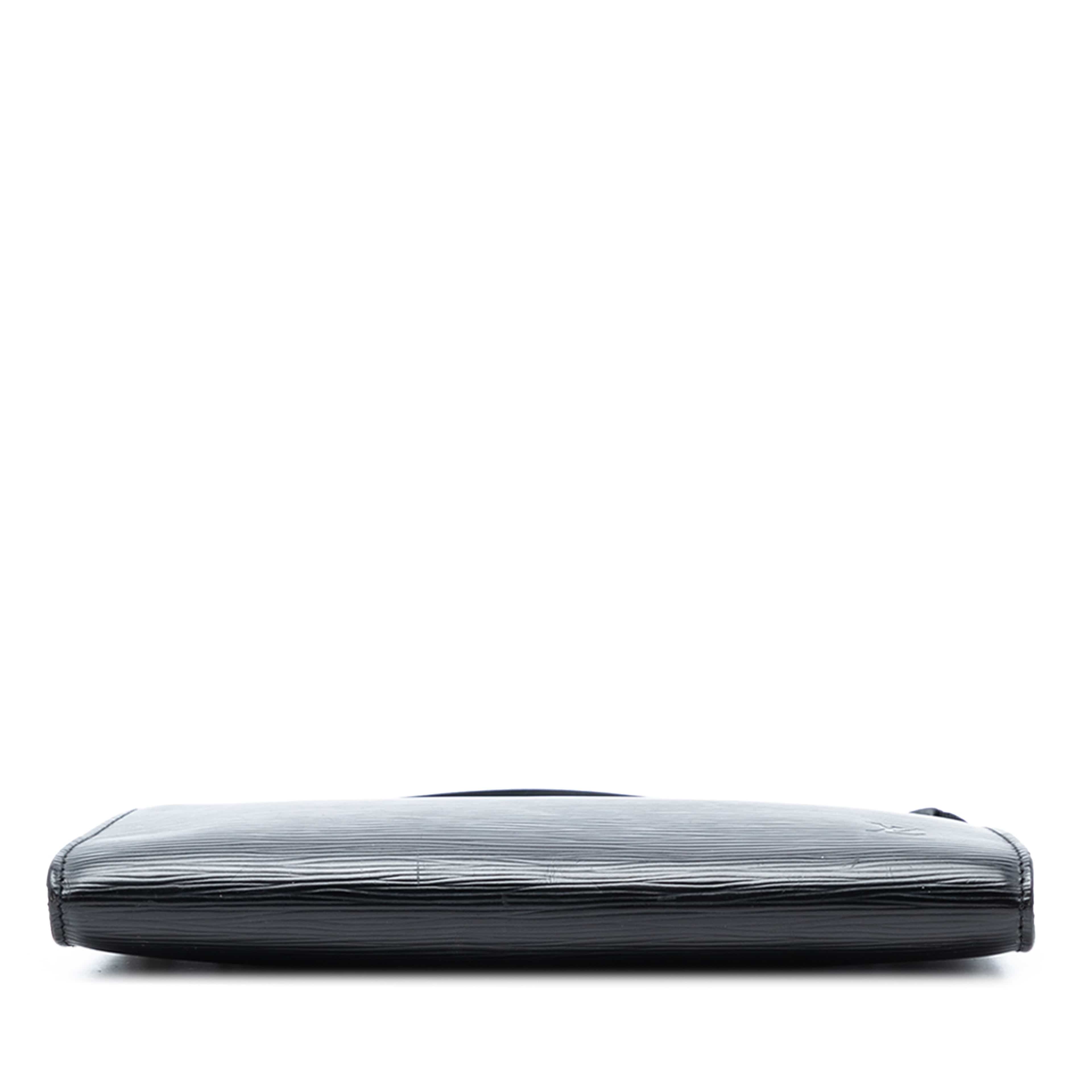 Louis Vuitton Epi Pochette Accessoires, från Luxclusif, i färgen black. Klicka för att öppna bilden i stort format