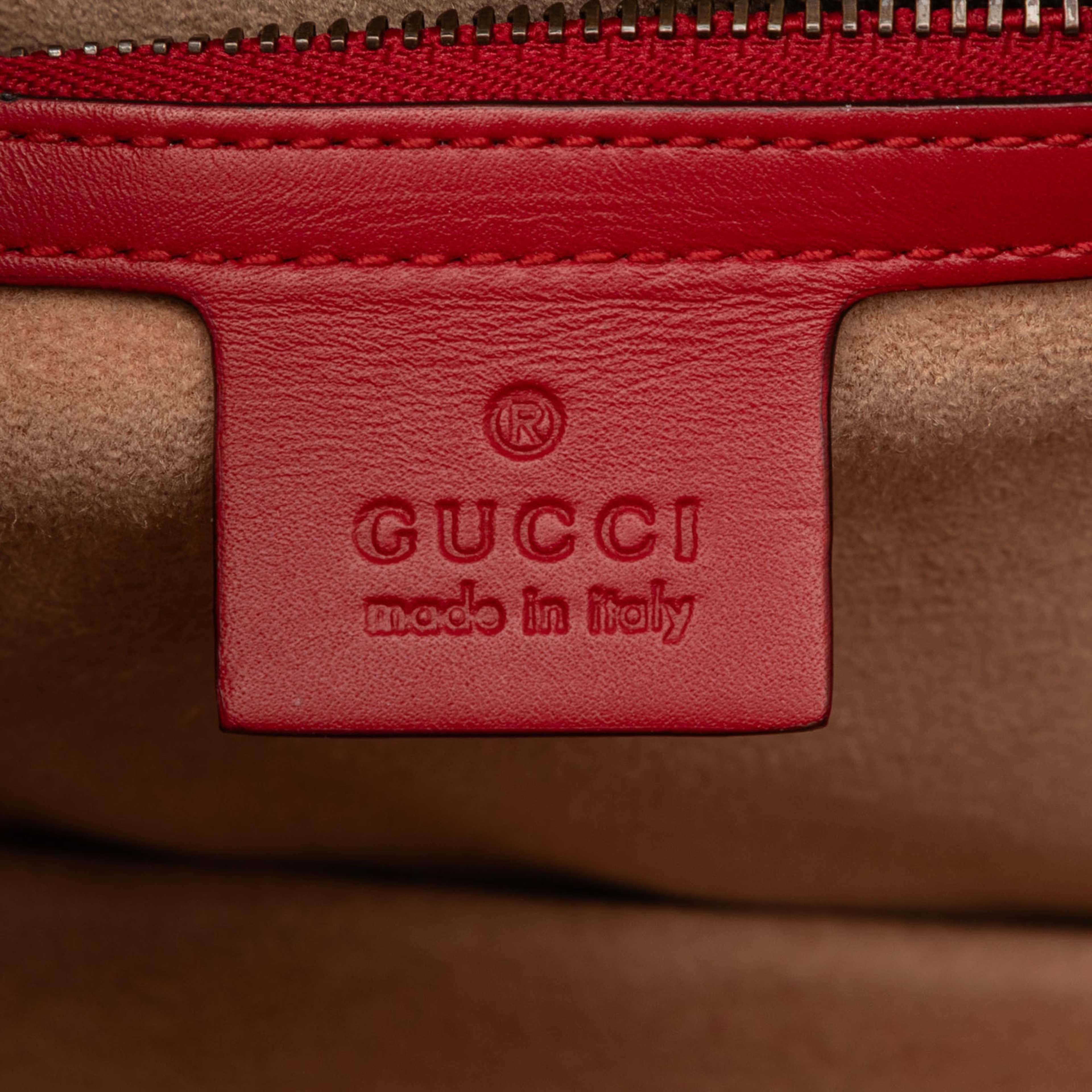 Gucci Medium Calfskin Queen Margaret Flap Shoulder Bag, från Luxclusif, i färgen red. Klicka för att öppna bilden i stort format