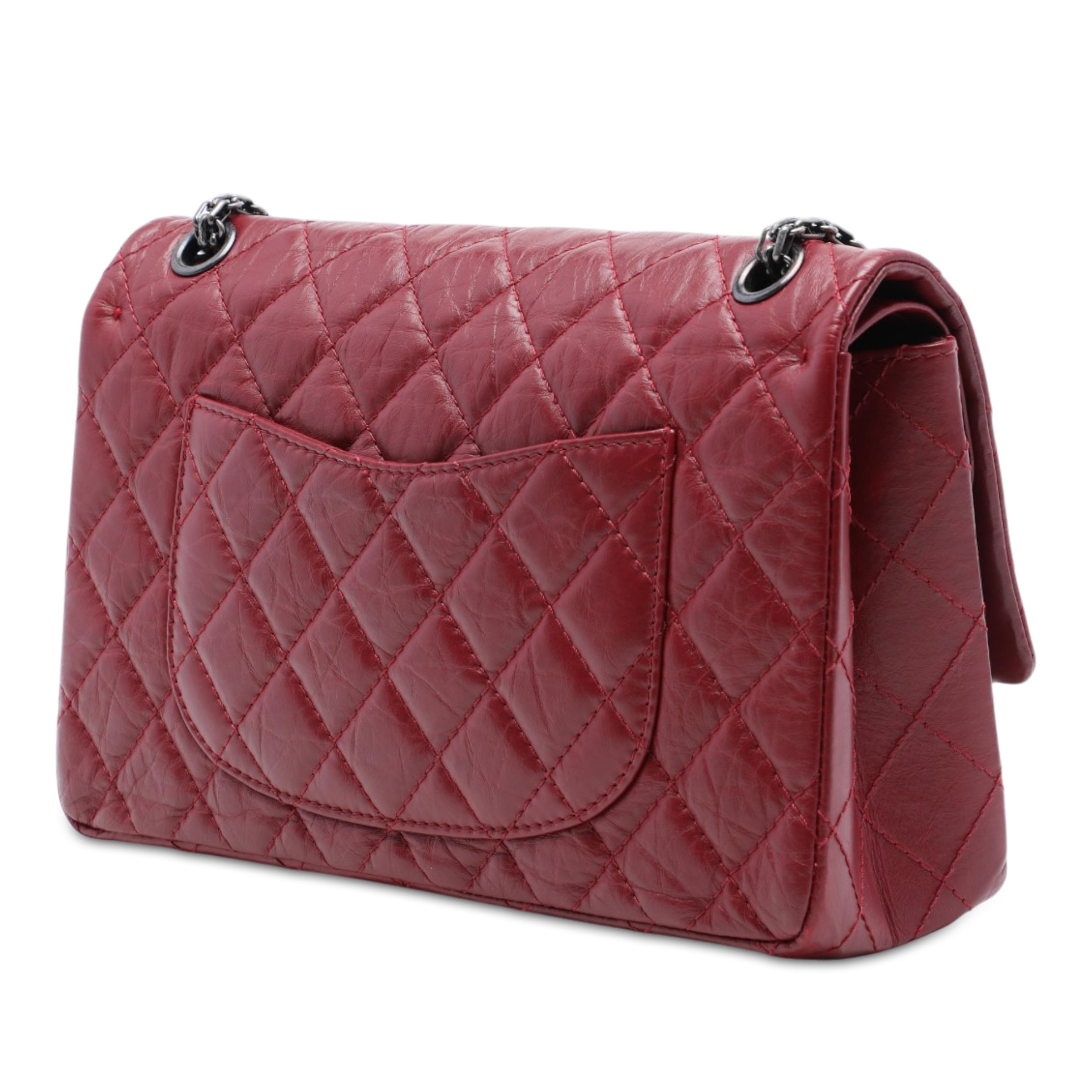 Chanel Quilted Aged Calfskin Reissue 2.55 Double Flap 226, från Luxclusif, i färgen röd. Klicka för att öppna bilden i stort format